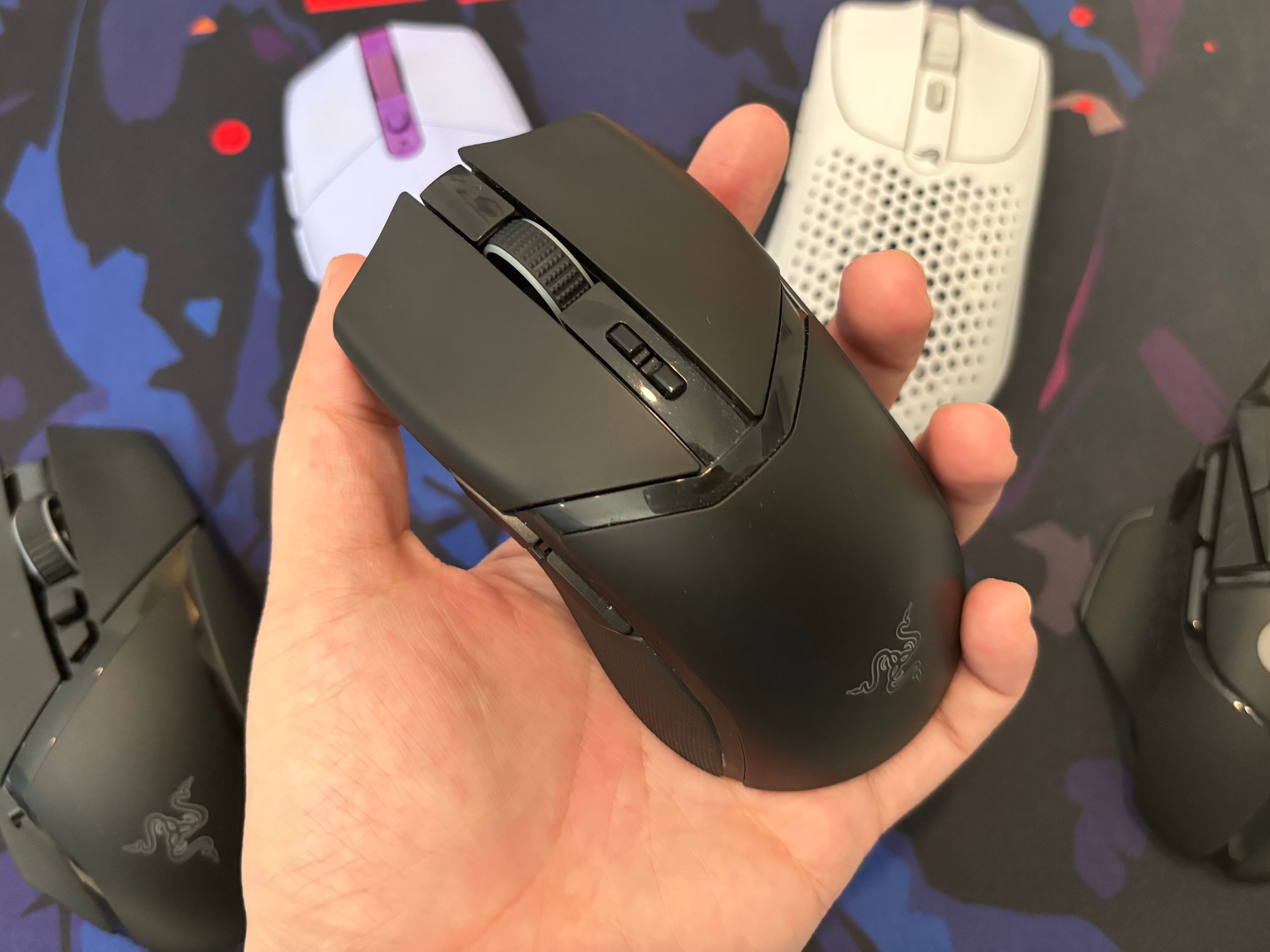 Die Razer Cobra Pro wird vor anderen kabellosen Gaming-Mäusen in der Hand gehalten