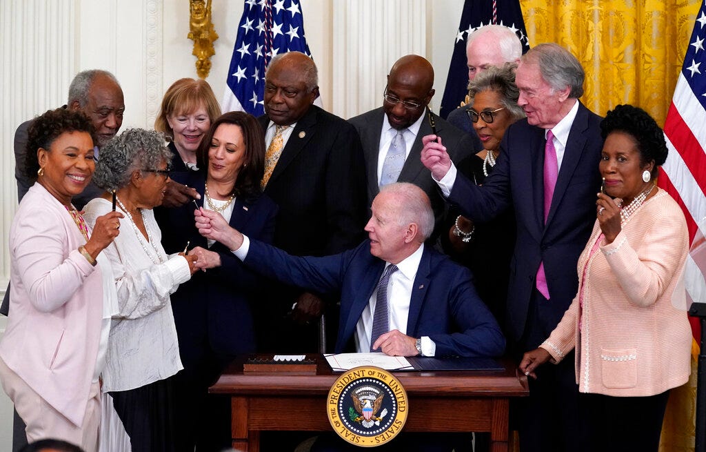 Präsident Joe Biden verteilt einen Stift, nachdem er im East Room des Weißen Hauses den Juneteenth National Independence Day Act unterzeichnet hat.