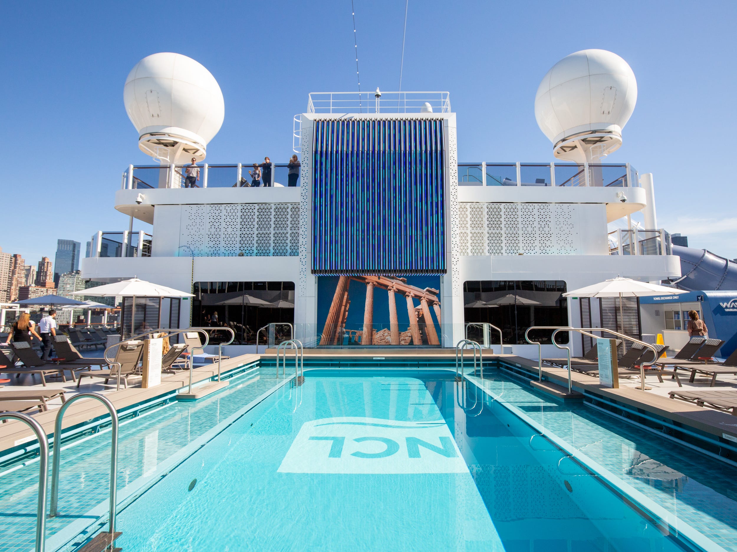 Der Pool auf dem Kreuzfahrtschiff „Norwegian Prima“ von Norwegian Cruise Line.