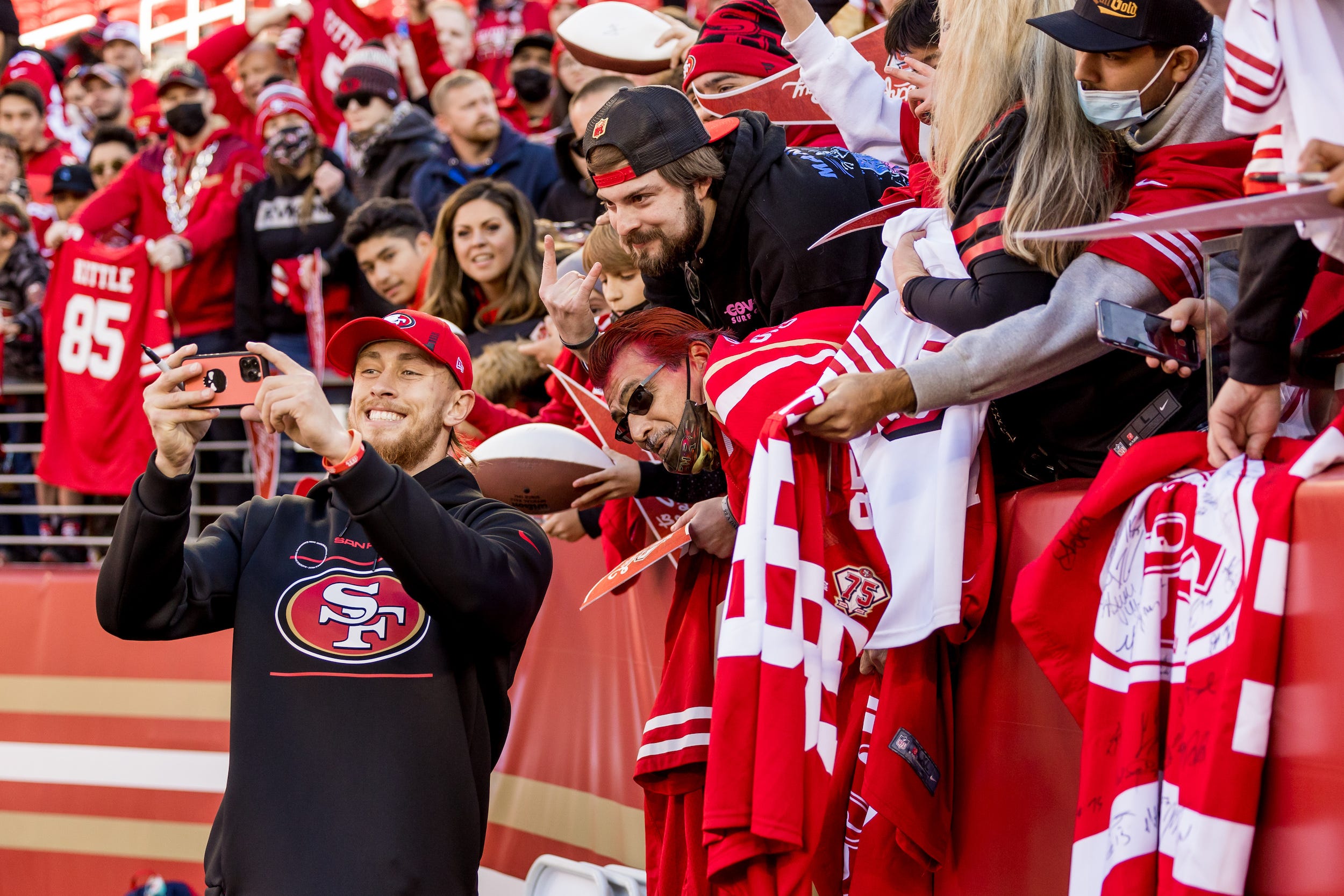 George Kittle macht ein Selfie mit 49ers-Fans.