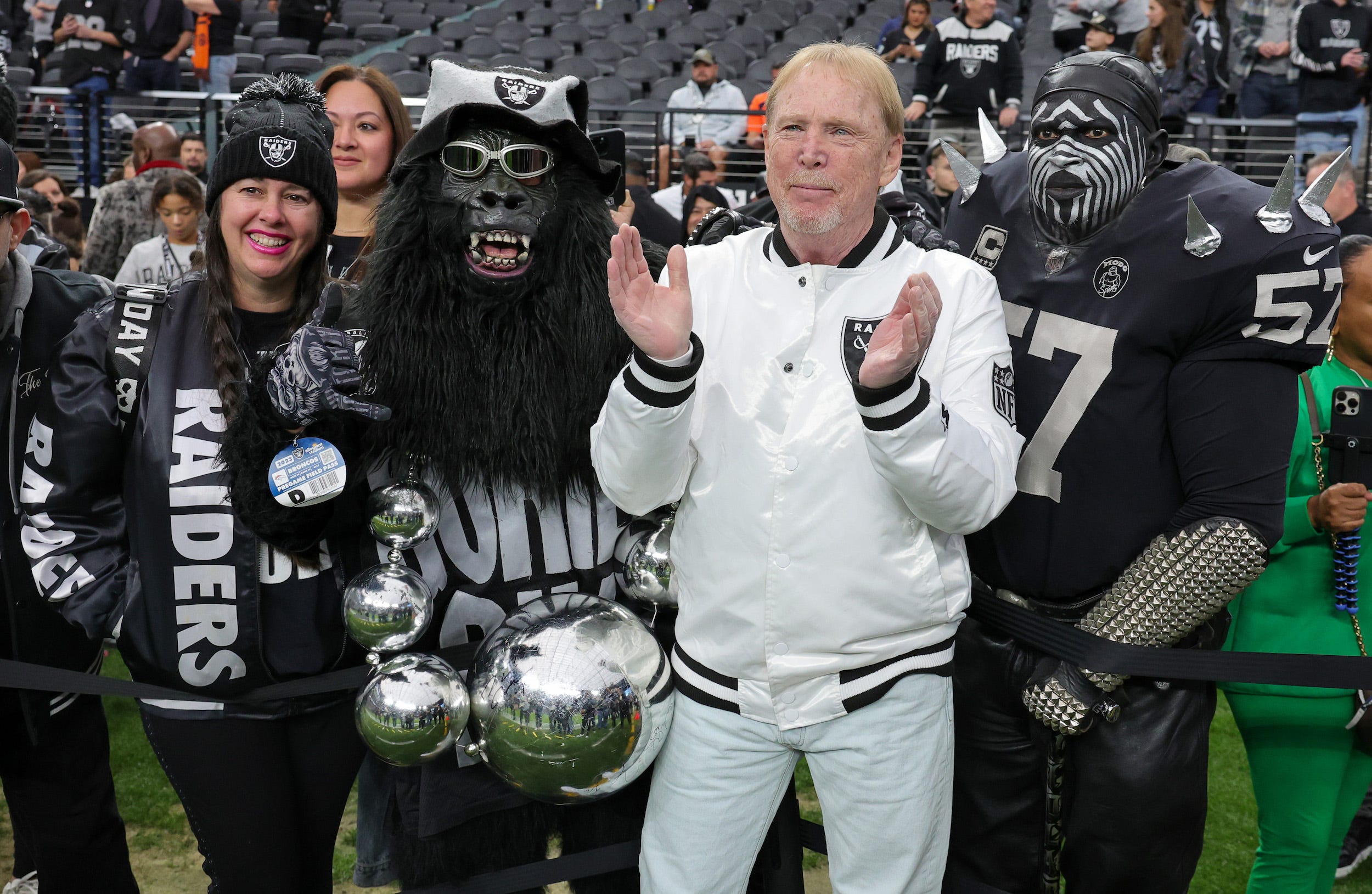 Fans der Las Vegas Raiders mit Besitzer Mark Davis.