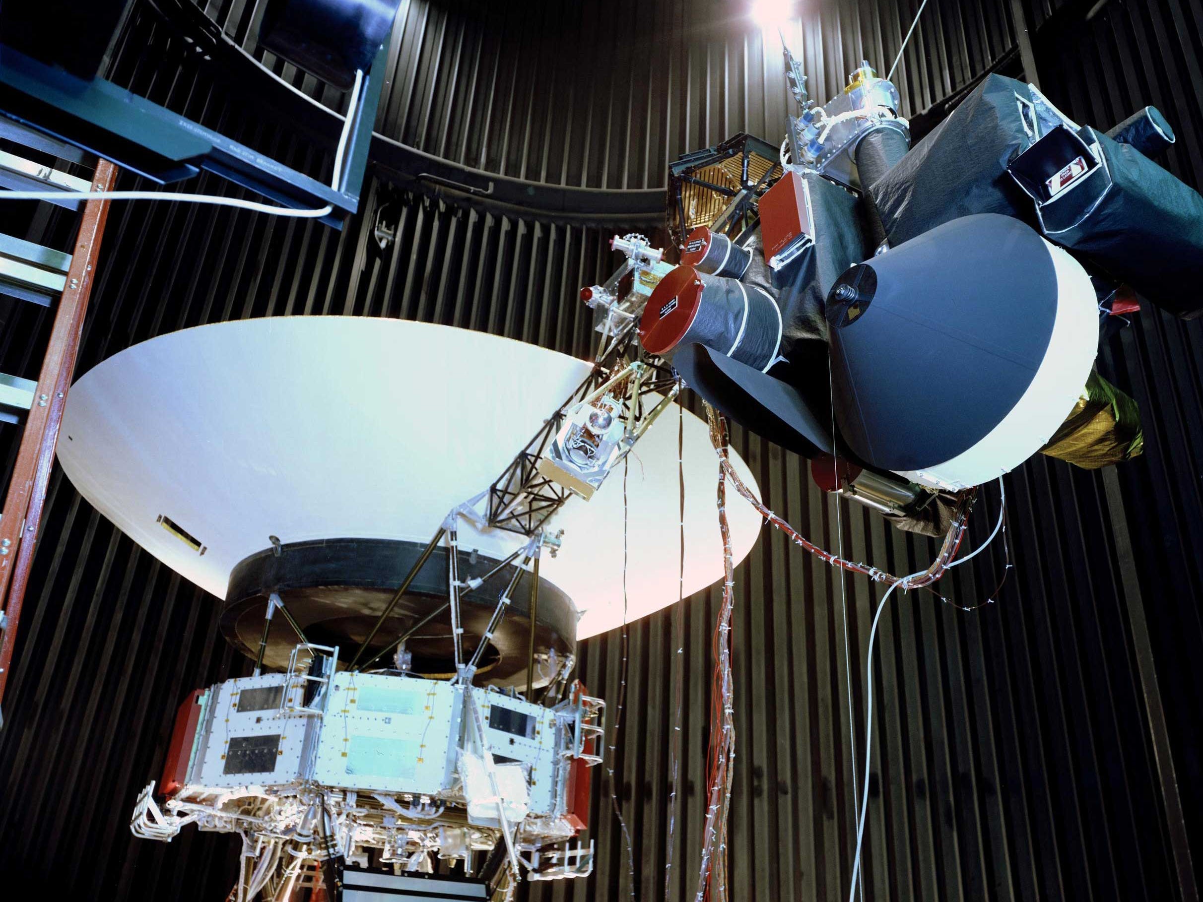 Ein Bild zeigt ein Voyager-Testmodell, das 1976 in einer Weltraumsimulatorkammer am JPL gezeigt wurde und eine Nachbildung der beiden Voyager-Raumsonden war, die 1977 gestartet wurden.