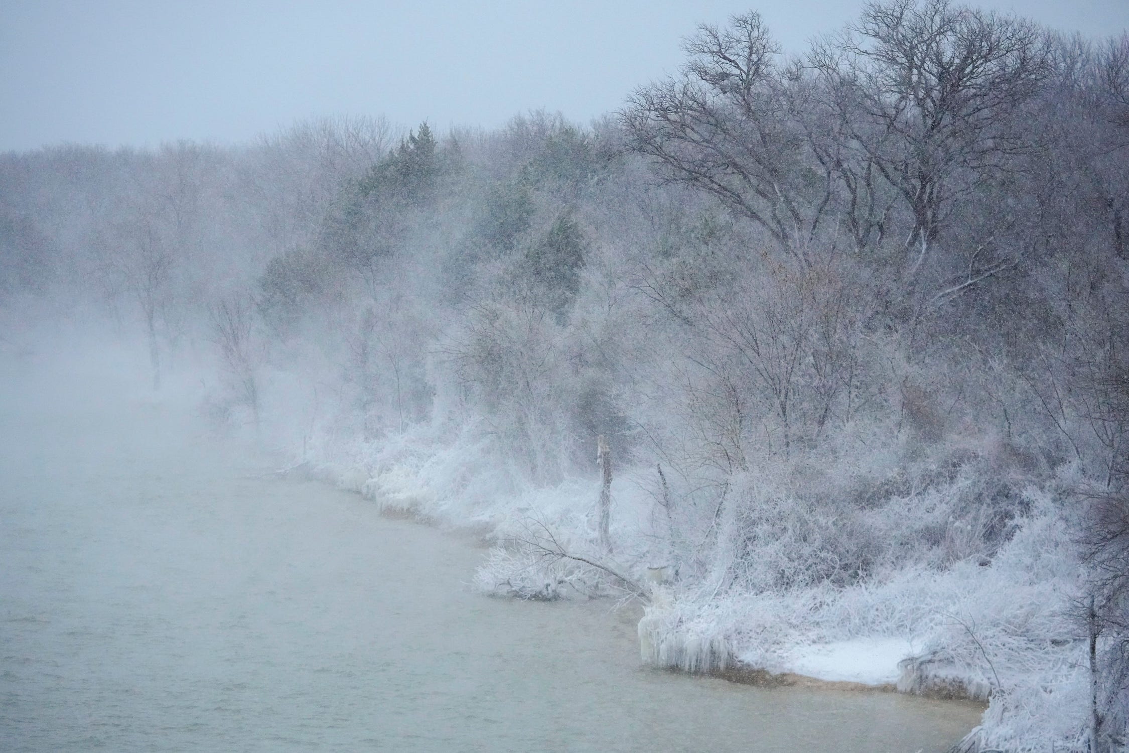 Während eines Wintersturms am 15. Januar 2024 bedeckt Schnee das Ufer des Joe Pool Lake.