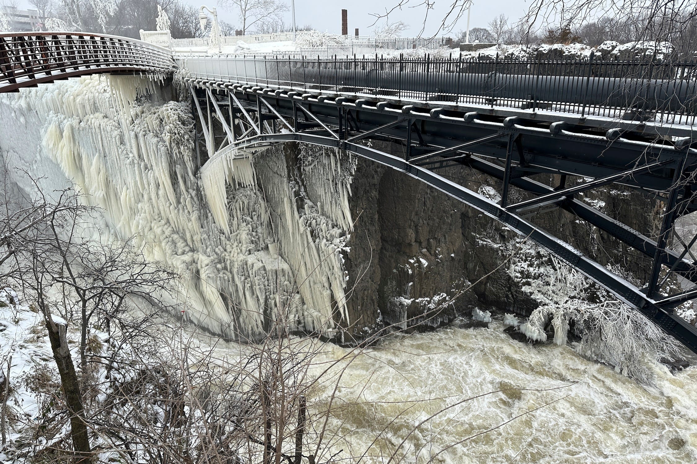 Nebel von den Great Falls schuf am 18. Januar 2024 ein gefrorenes Wunderland rund um die Wasserfälle in Paterson, New Jersey.