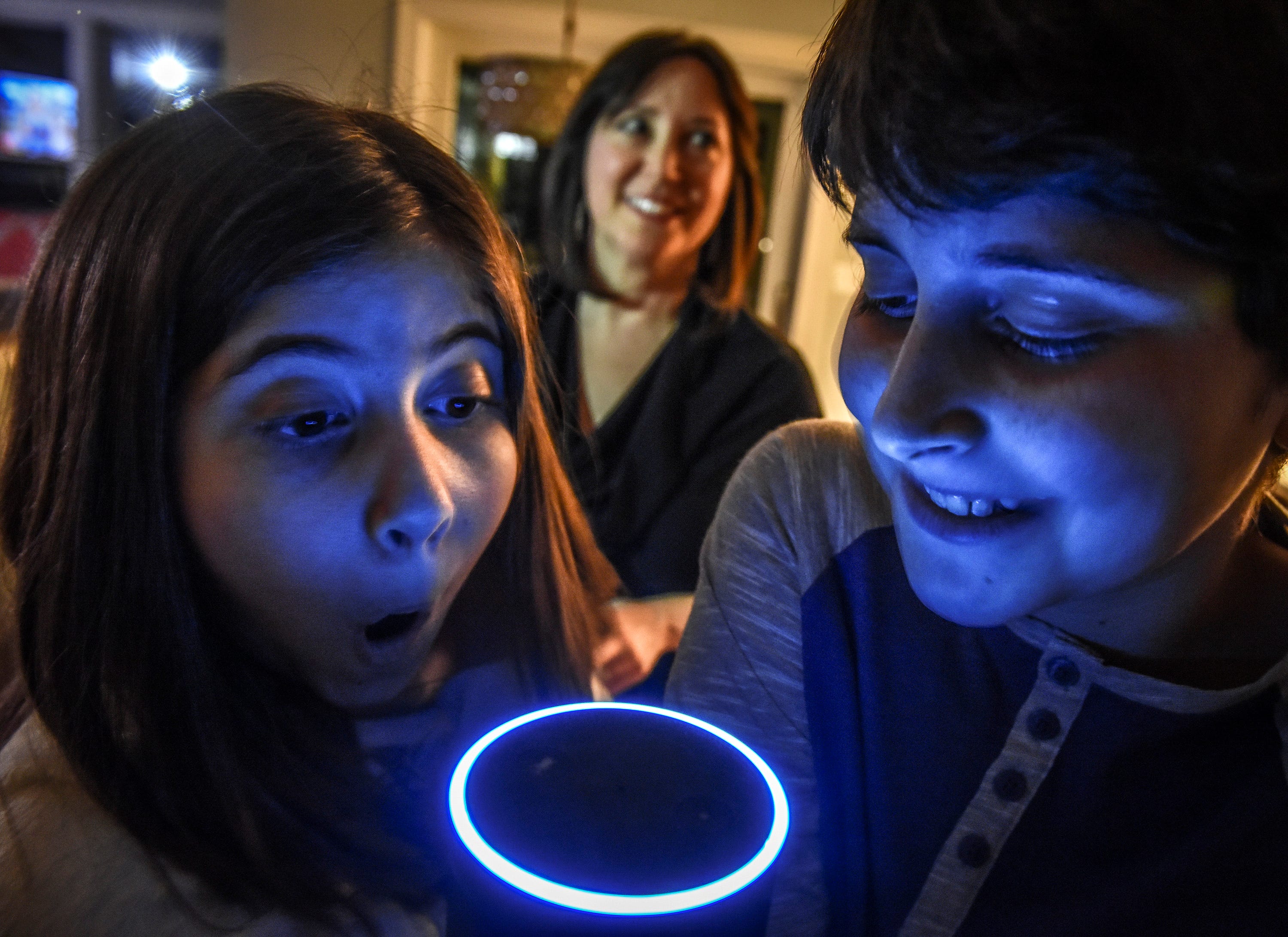 Laura Labovich, Hintergrund, und ihre Kinder Asher, rechts, 13, und Emerson, links, 10, mit der Familie „Alexa“, einem Gerät für künstliche Intelligenz, am 29. Januar 2017 in Bethesda, MD.