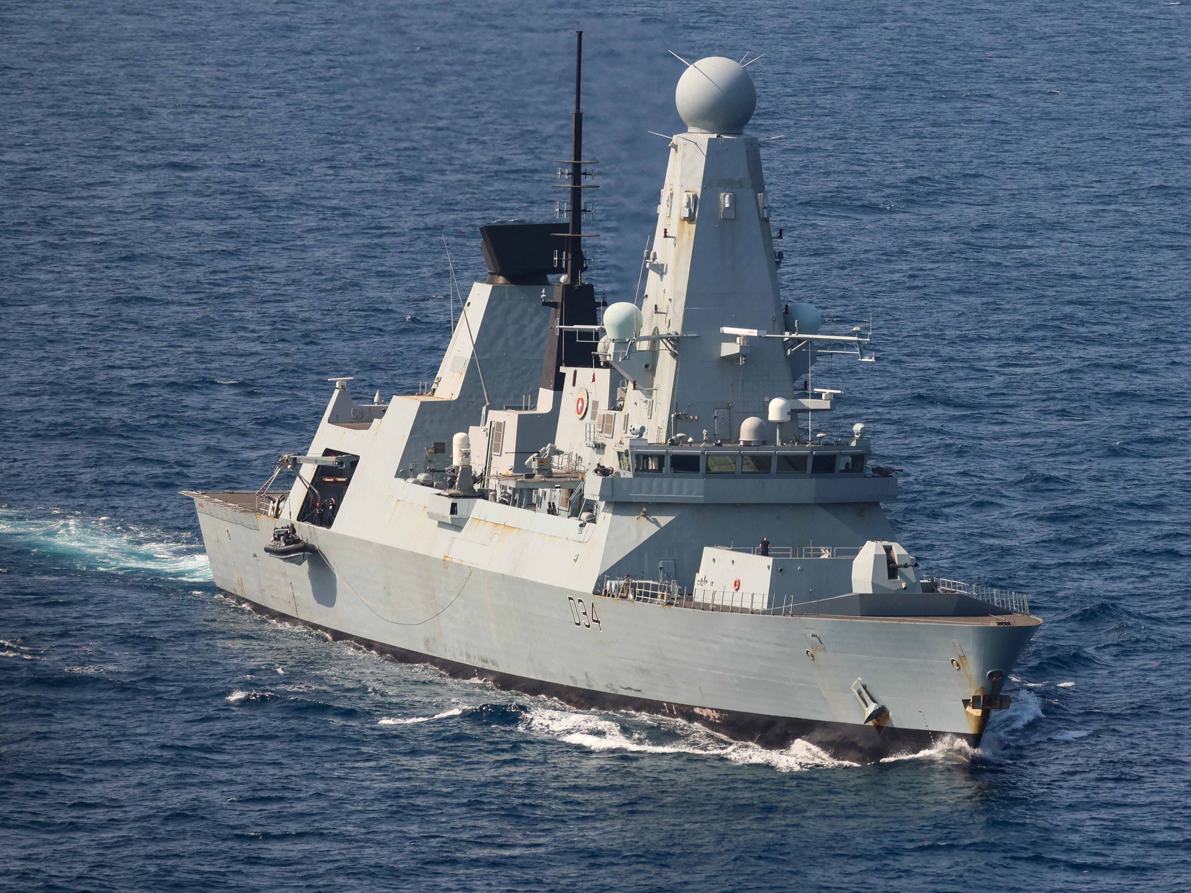 Eine Ansicht zeigt die HMS Diamond im Roten Meer während der Operation Prosperity Guardian, in diesem Handout-Bild vom 6. Januar 2024.