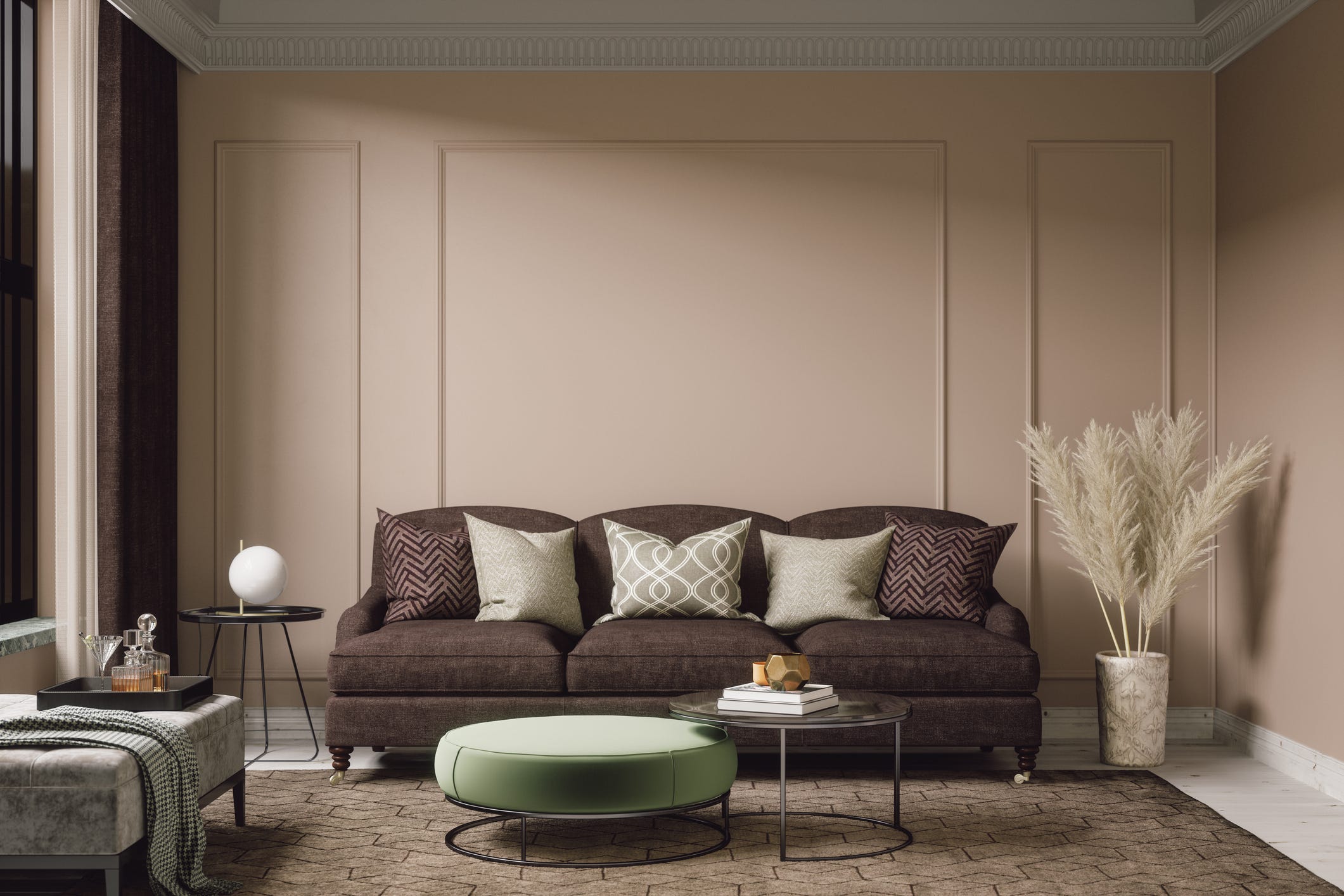 Schokoladenbraune Couch vor beiger Wand mit runden Tischen vor der Couch