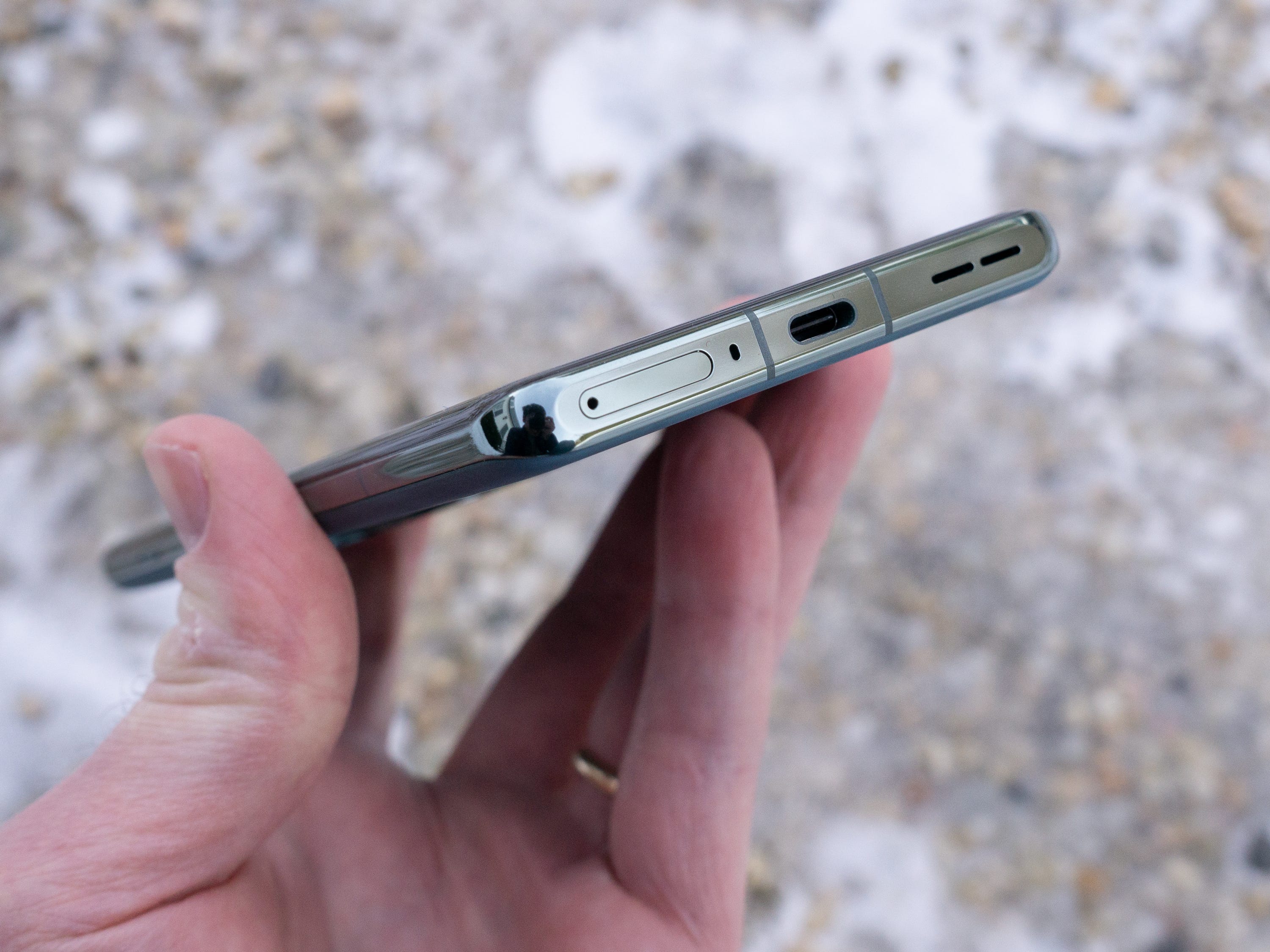 Die Unterseite des OnePlus 12 zeigt seinen USB-C-Ladeanschluss.