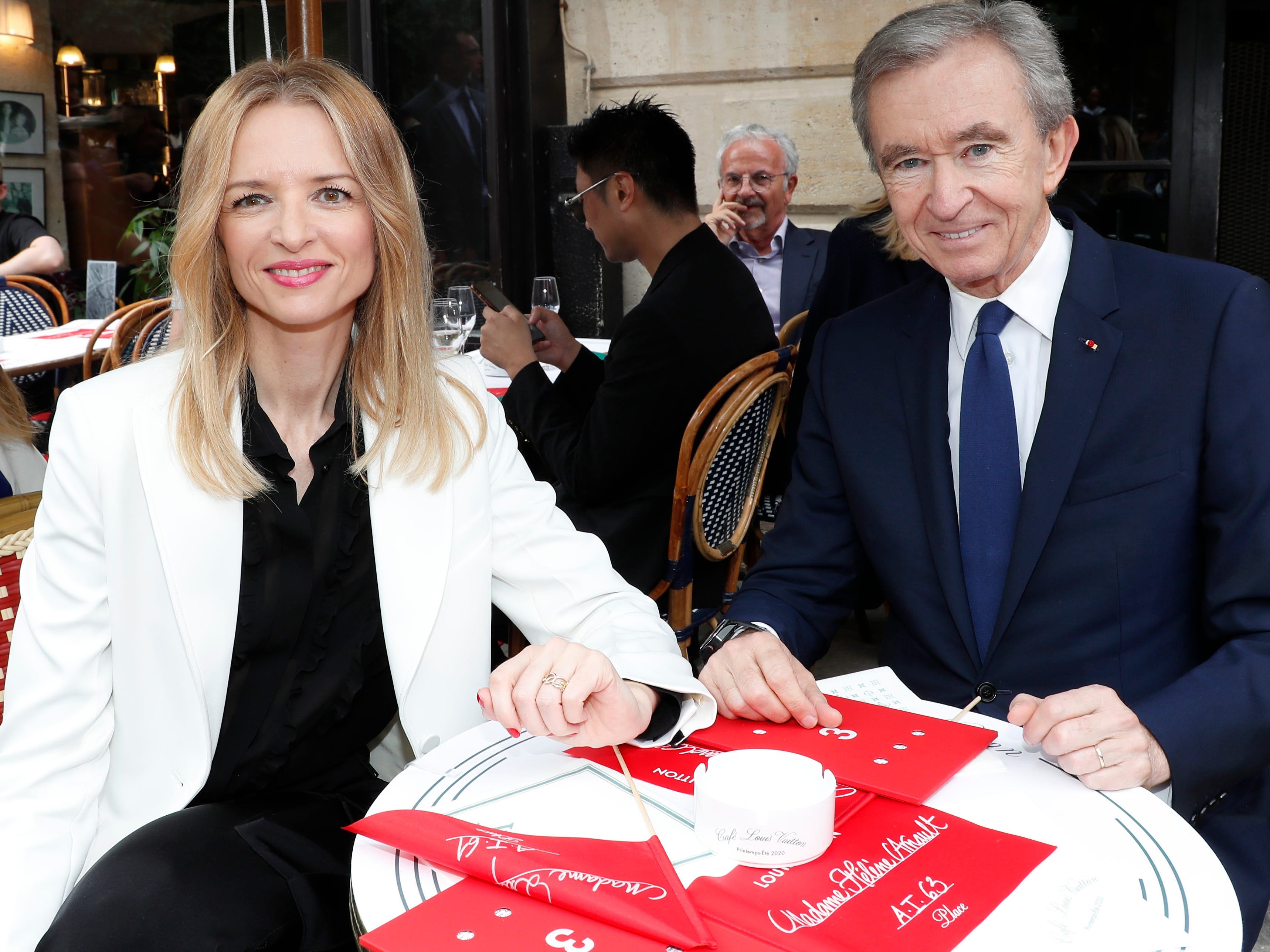 Delphine Arnault, Executive Vice President von Louis Vuitton, und Bernard Arnault, Inhaber der LVMH Luxury Group, nehmen am 20. Juni 2019 an der Louis Vuitton Menswear Spring Summer 2020 Show im Rahmen der Paris Fashion Week in Paris, Frankreich, teil.