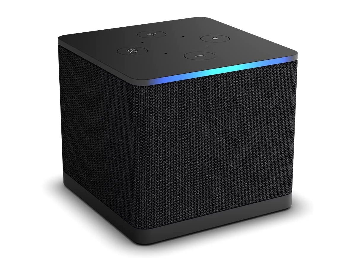 Abgebildet ist der Amazon Fire TV Cube auf weißem Hintergrund mit aktivierter blauer Statusleuchte oben am Gerät.