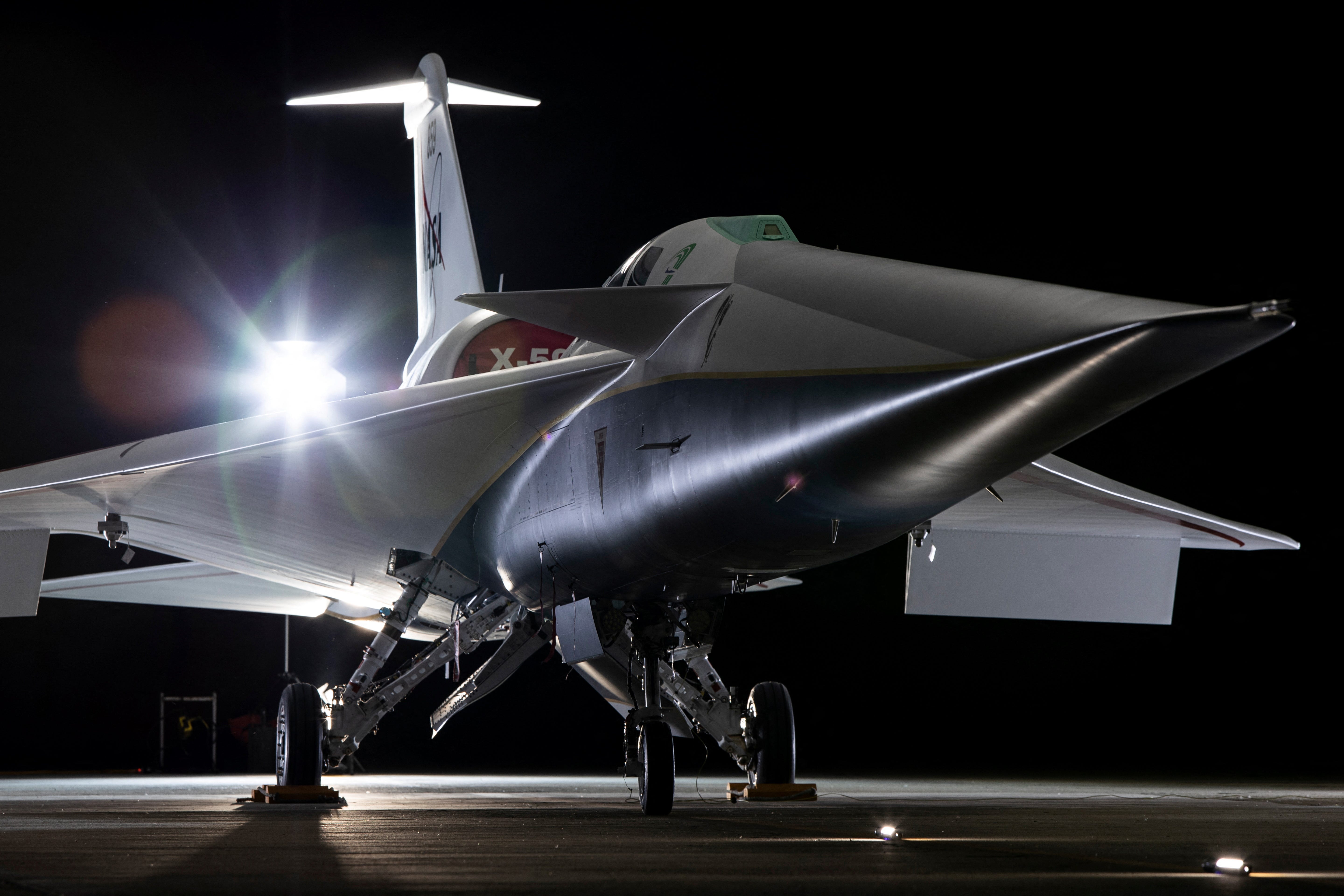 Das experimentelle, leise Überschallflugzeug X-59 ist in einem Hangar geparkt zu sehen.