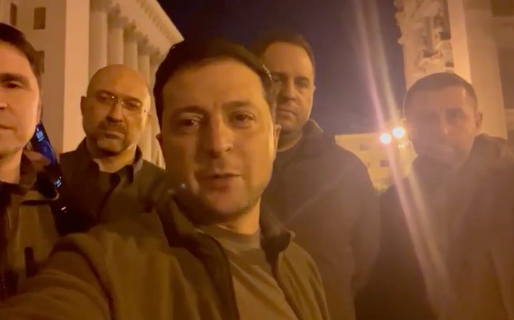 Präsident Wolodymyr Selenskyj in einem Video im Selfie-Stil am 25. Februar 2022 in Kiew zusammen mit vier hochrangigen Beamten, um zu demonstrieren, dass er in der Ukraine bleibt.