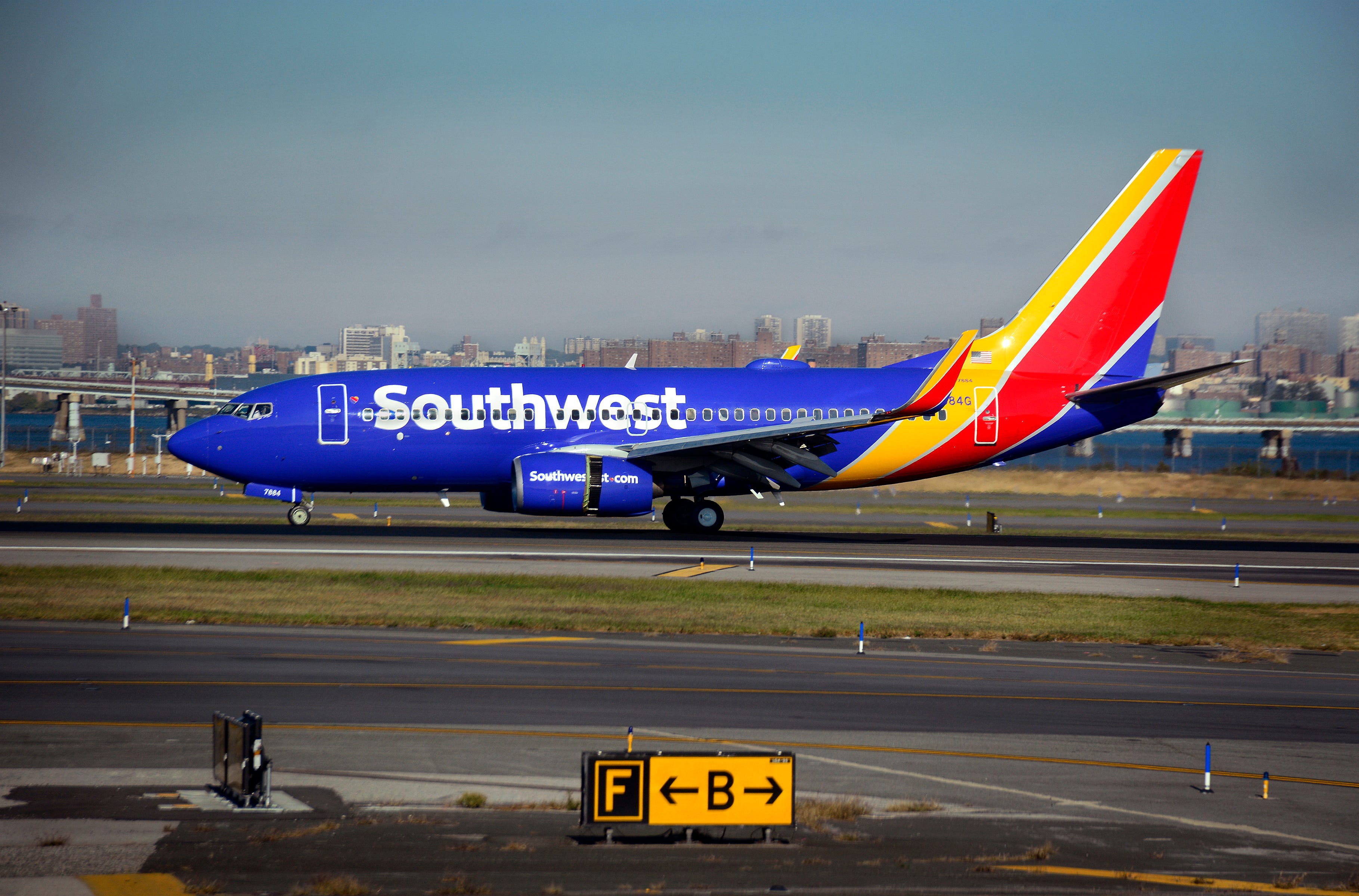 Ein Passagierflugzeug der Southwest Airlines (Boeing 737) landet auf dem LaGuardia Airport in New York, New York