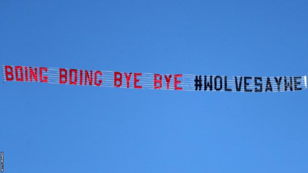 Wolves-Fans zahlten dafür, dass ein Banner über den Hawthorns gehisst wurde, nachdem West Brom 2018 aus der Premier League abgestiegen war