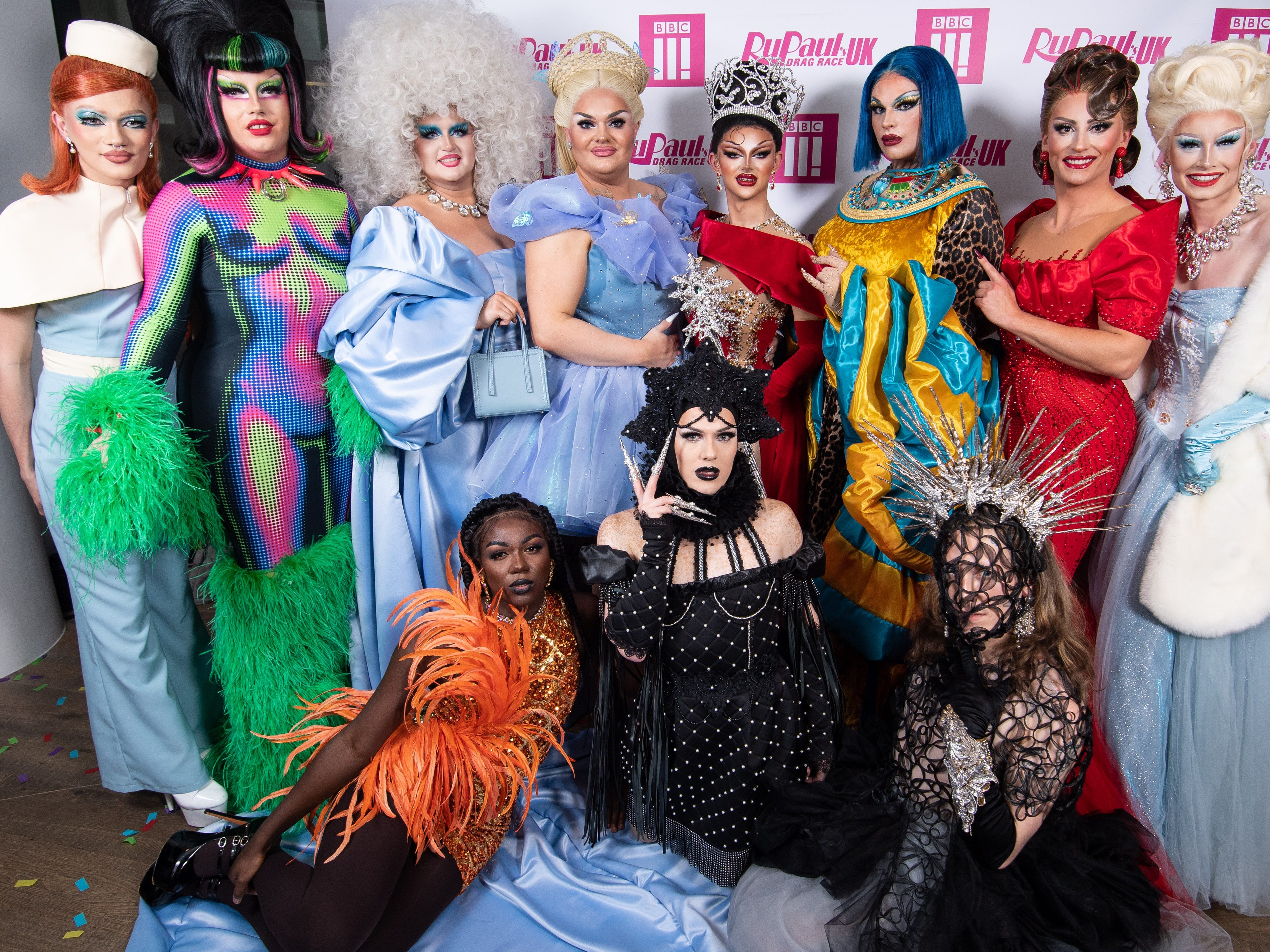 Die Gewinnerin der dritten Staffel von RuPaul's Drag Race UK, Krystal Versace (Mitte), mit den anderen Königinnen im November 2021 in London.