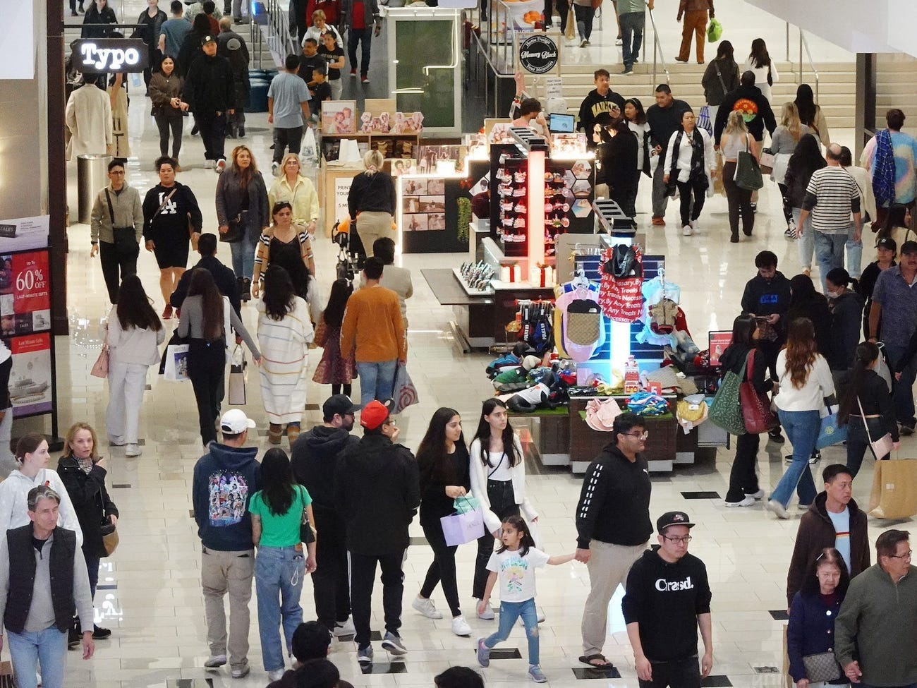 Menschenmenge in einem Einkaufszentrum