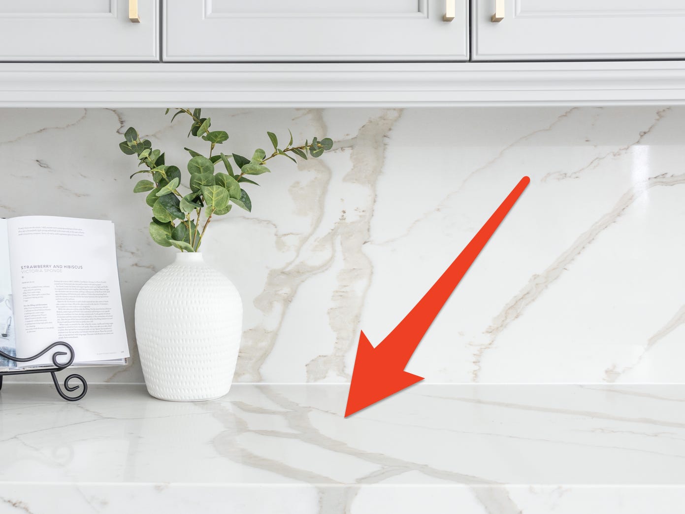 Roter Pfeil, der auf eine marmorierte Küchentheke zeigt