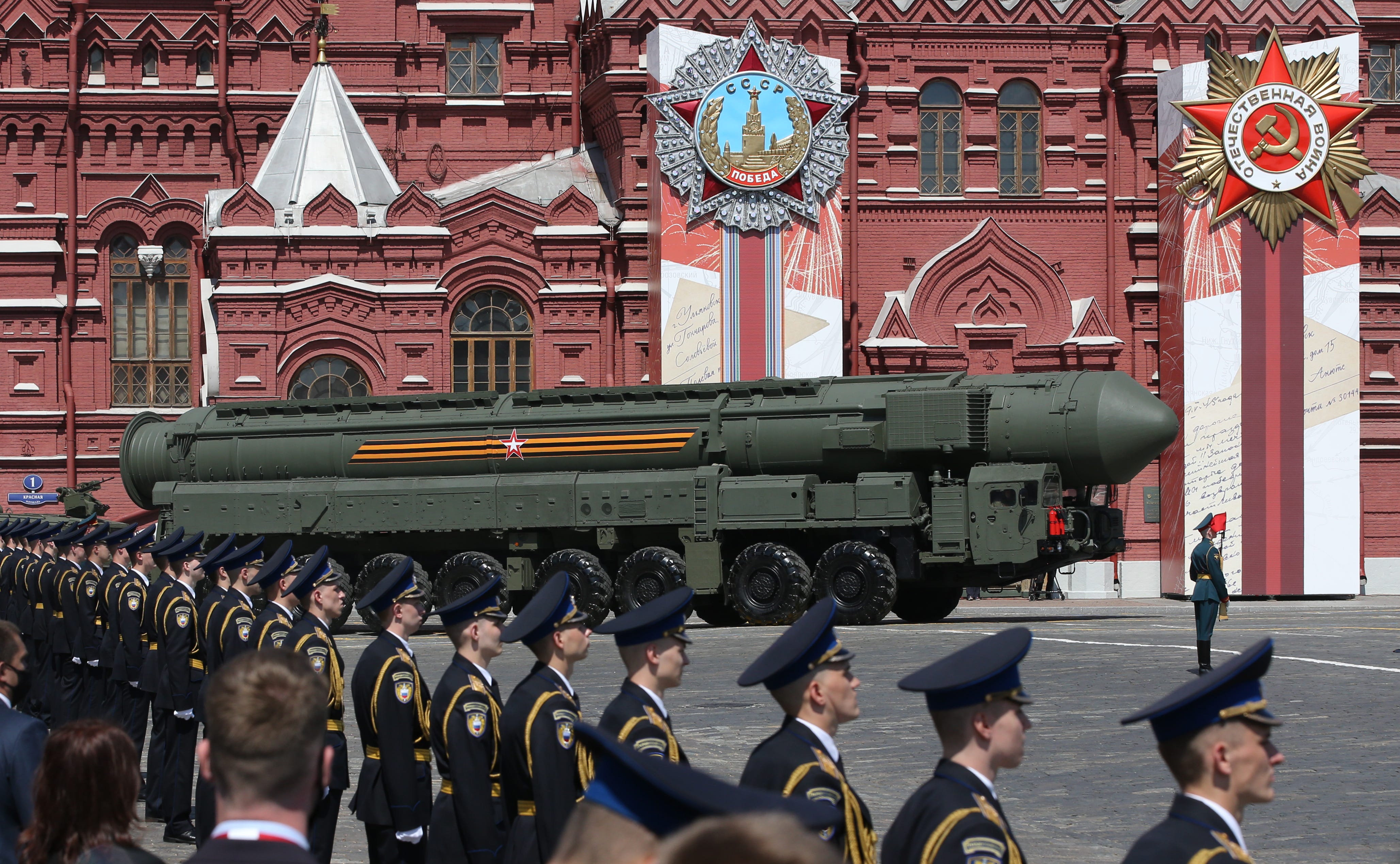 Während der Militärparade zum 75. Jahrestag der Niederlage der Nazis am 24. Juni 2020 in Moskau, Russland, rollt eine russische Atomrakete über den Roten Platz.