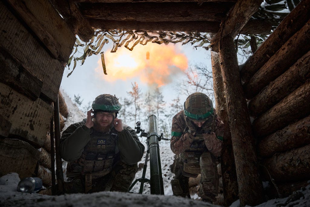 Soldaten eines Mörserzuges mit einem 82-mm-Mörser führen am 10. Januar 2024 in Kreminna, Ukraine, einen Kampfeinsatz durch, während ukrainische Soldaten ihre Stellungen im schneebedeckten Serebryan-Wald bei Temperaturen von -15 °C halten.