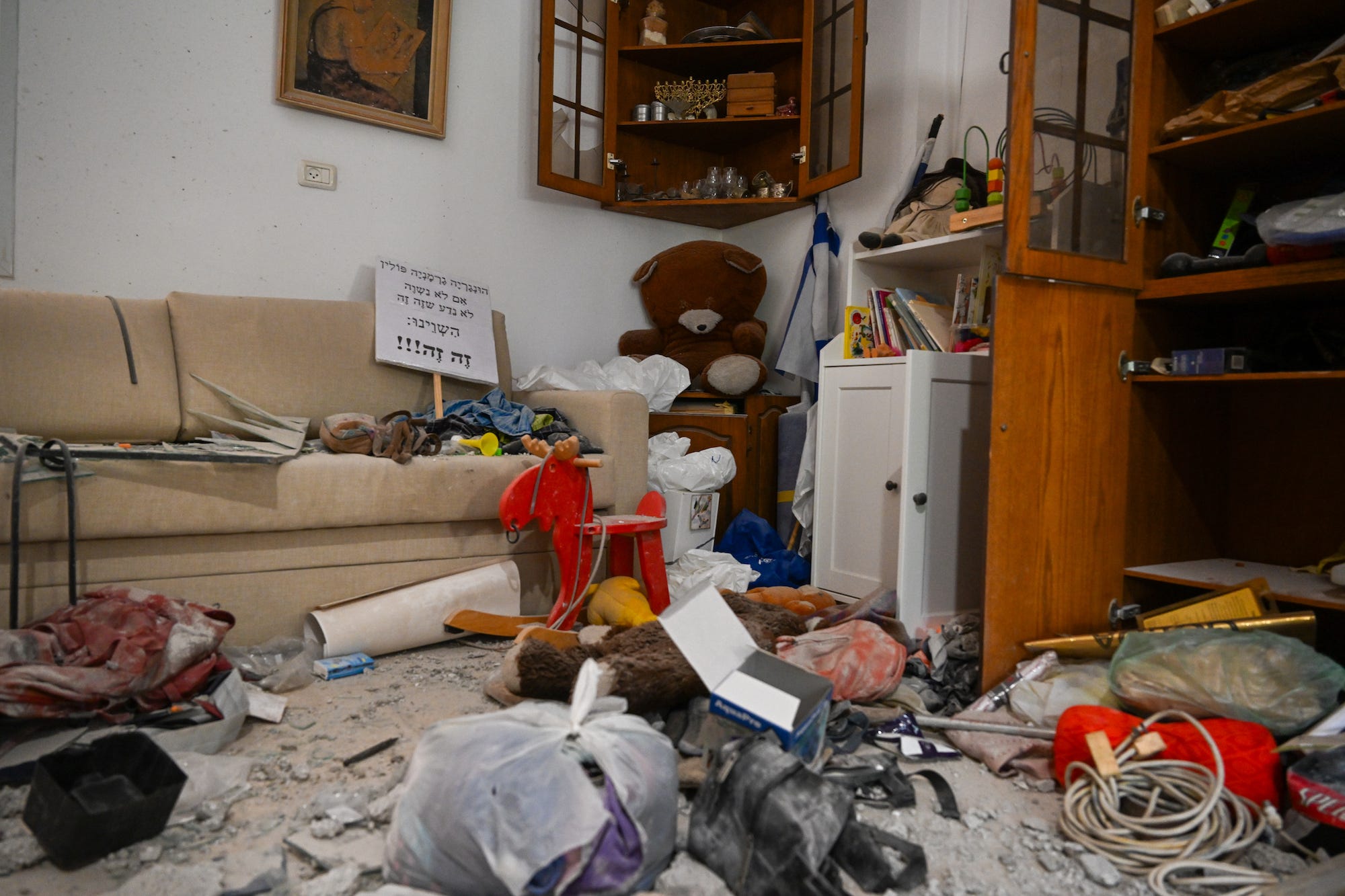Familiengegenstände, darunter Teddybären, und das Judaica-Regal in einem Haus im Kibbuz Be'eri nahe der Grenze zum Gazastreifen, nachdem Hamas-Kämpfer am 7. Oktober angegriffen hatten.