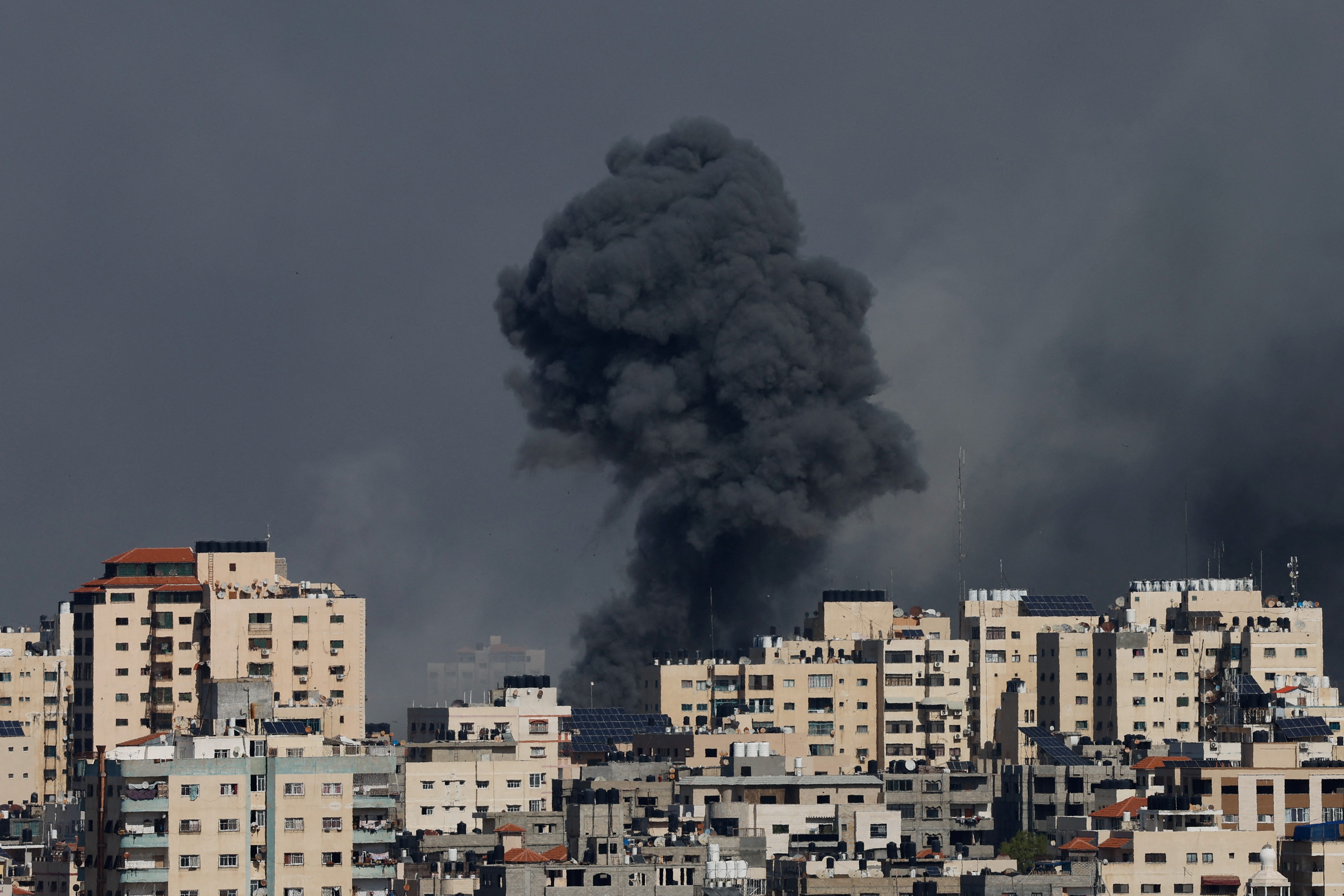 Rauch steigt nach israelischen Angriffen in Gaza auf, 7. Oktober 2023.