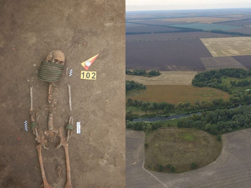 Ein mit Ringen geschmücktes Skelett und der Standort des Friedhofs.