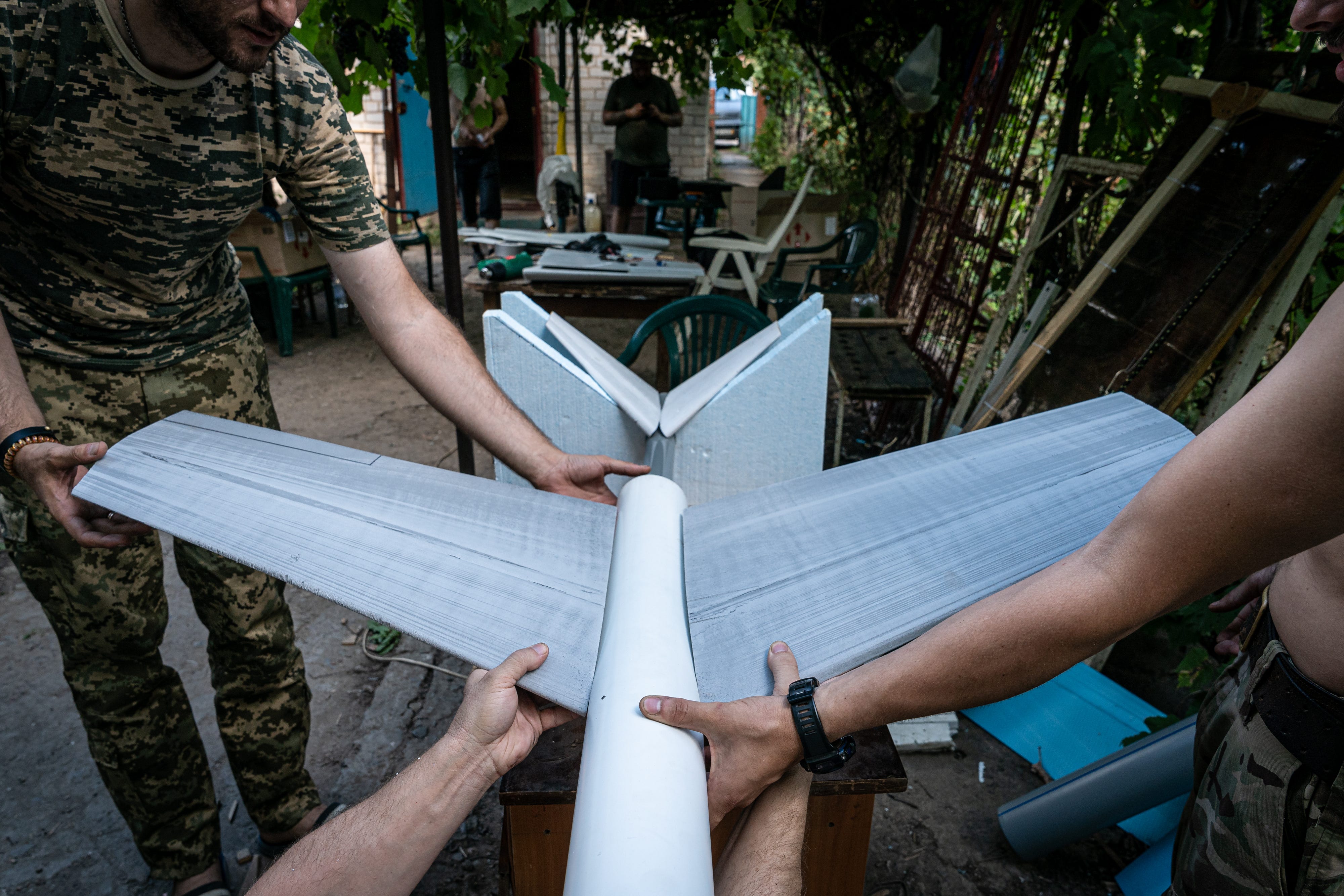 Ukrainische Soldaten bauen selbstgebaute Drohnen, während der russisch-ukrainische Krieg am 16. August 2023 im Oblast Donezk in der Ukraine weitergeht