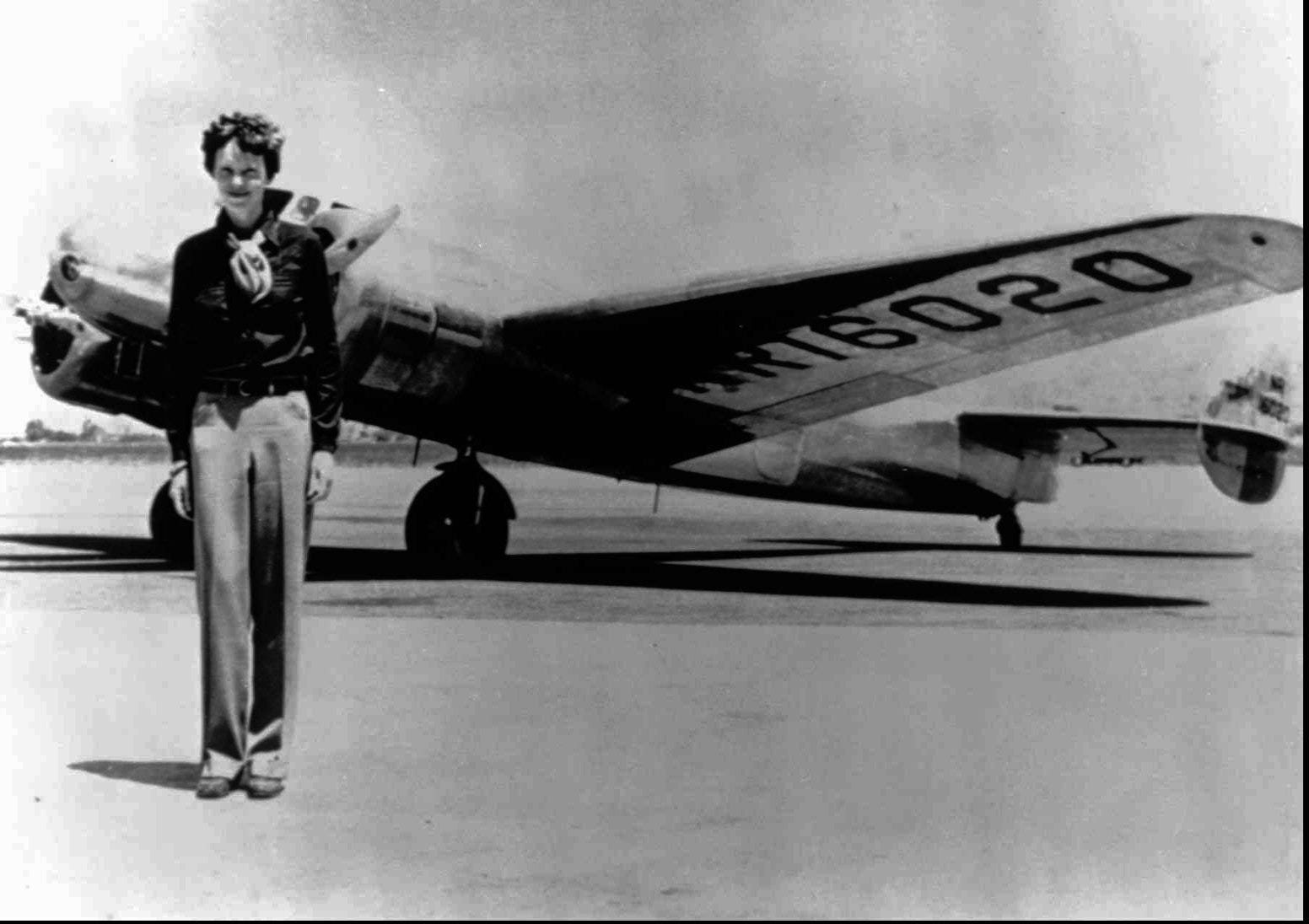 Amelia Earhart, 40, steht vor ihrem letzten Flug im Jahr 1937 neben einer Lockheed Electra 10E.