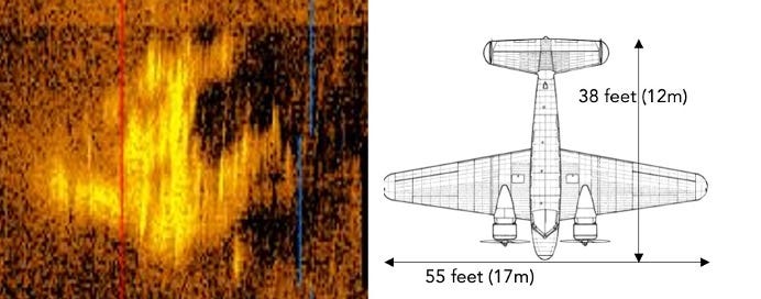 Neben einem Diagramm von Amelia Earharts vermisstem Flugzeug wird ein Sonarbild eines Objekts unter Wasser angezeigt.