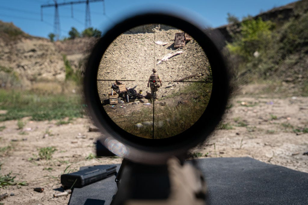 Ein Blick aus dem Sucher eines ukrainischen Scharfschützengewehrs auf einen Schießstand inmitten des Krieges zwischen Russland und der Ukraine im Oblast Donezk, Ukraine, am 9. August 2023.