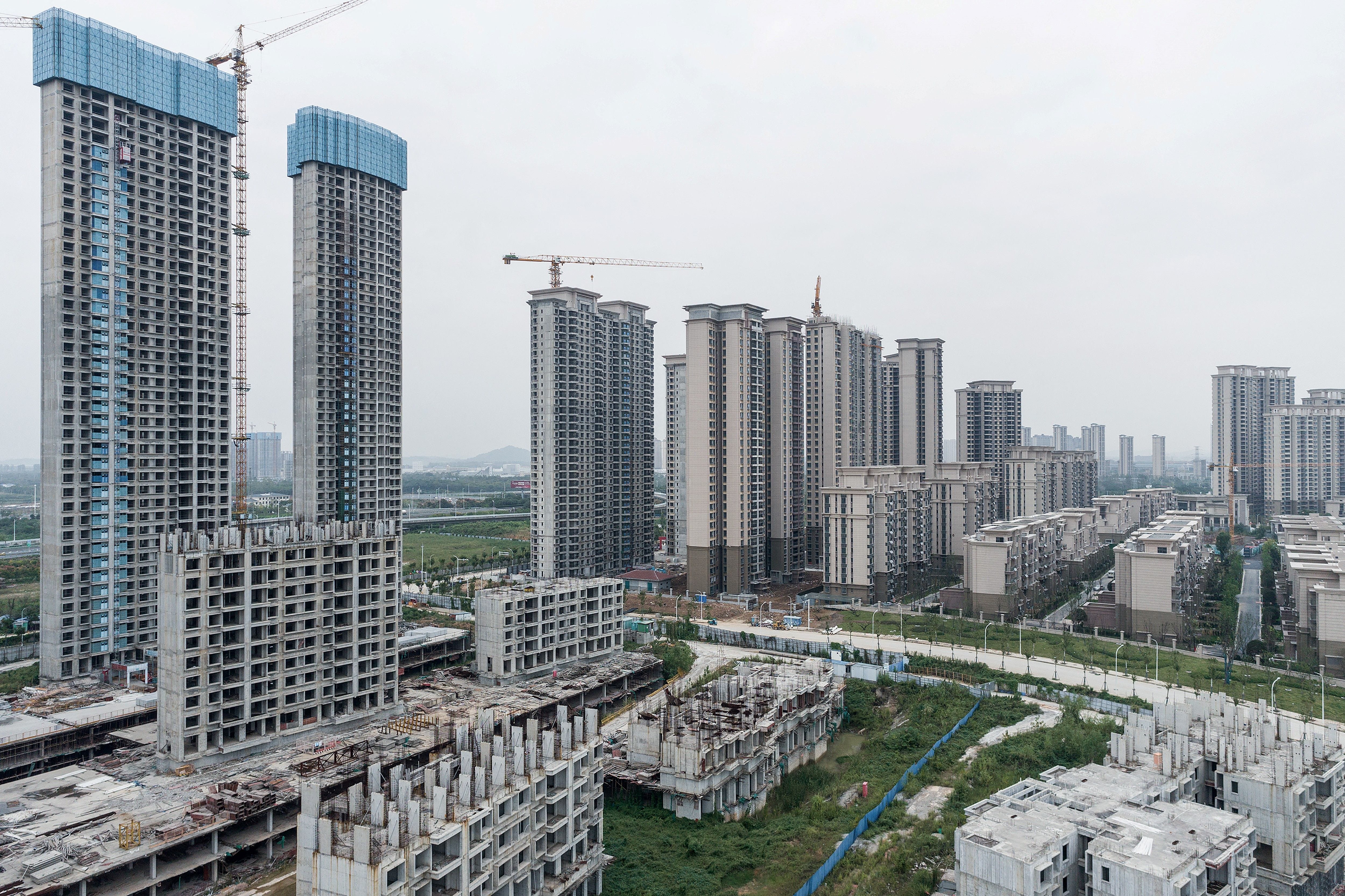 Ein im Bau befindlicher Wohnkomplex des chinesischen Immobilienentwicklers Evergrande ist am 28. September 2023 in Wuhan in der zentralen chinesischen Provinz Hubei zu sehen.