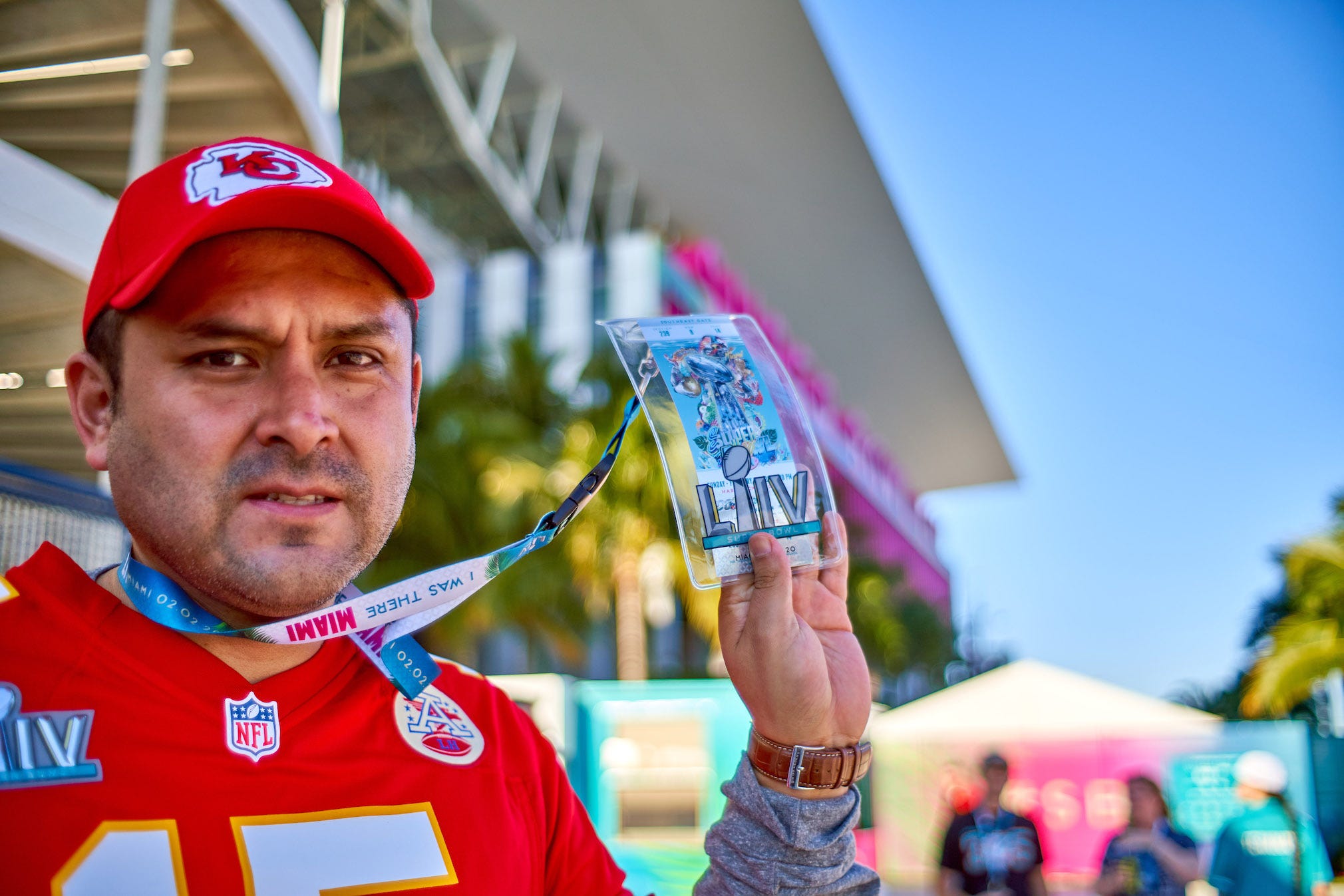 Chiefs-Fan zeigt sein Ticket für den Super Bowl 2020.