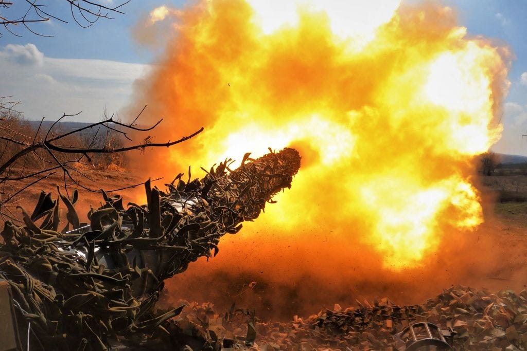 Dieses Standbild aus einem AFP-Video vom 26. März 2023 zeigt einen ukrainischen T-72-Panzer, der während der russischen Invasion in der Ukraine auf russische Stellungen an der Frontlinie in der Nähe von Bachmut feuert.