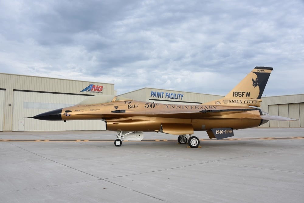 Eine goldene F-16A Falcon der US Air Force