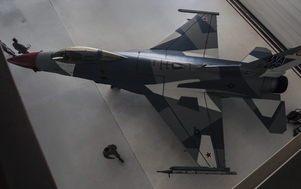 Eine F-16 Fighting Falcon mit einem „Splitter“-Schema.
