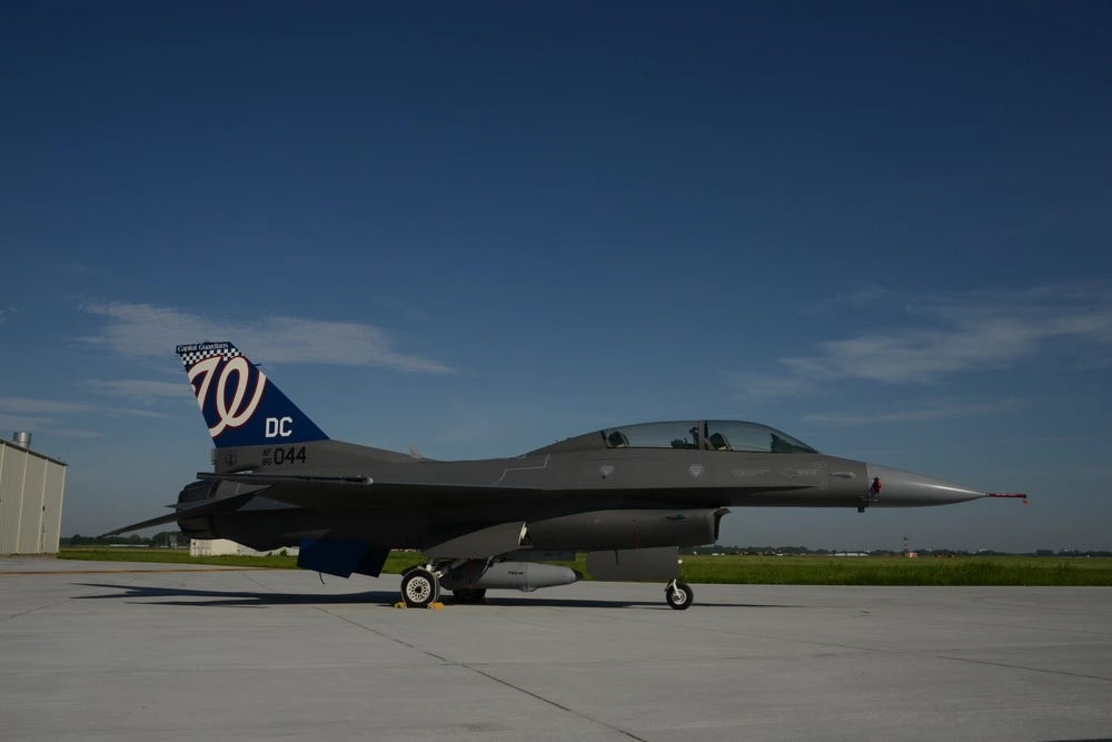Eine F-16 Falcon der US Air Force mit aufgemaltem Logo der Washington Nationals als Heckblitz