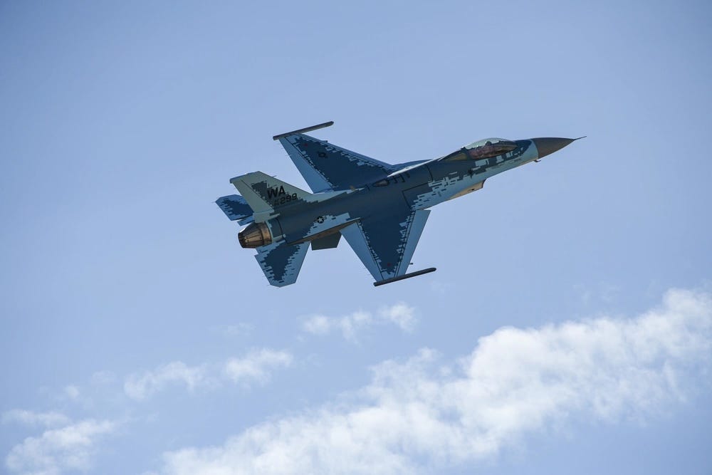 Eine F-16 Fighting Falcon mit „Geister“-Lackierung 