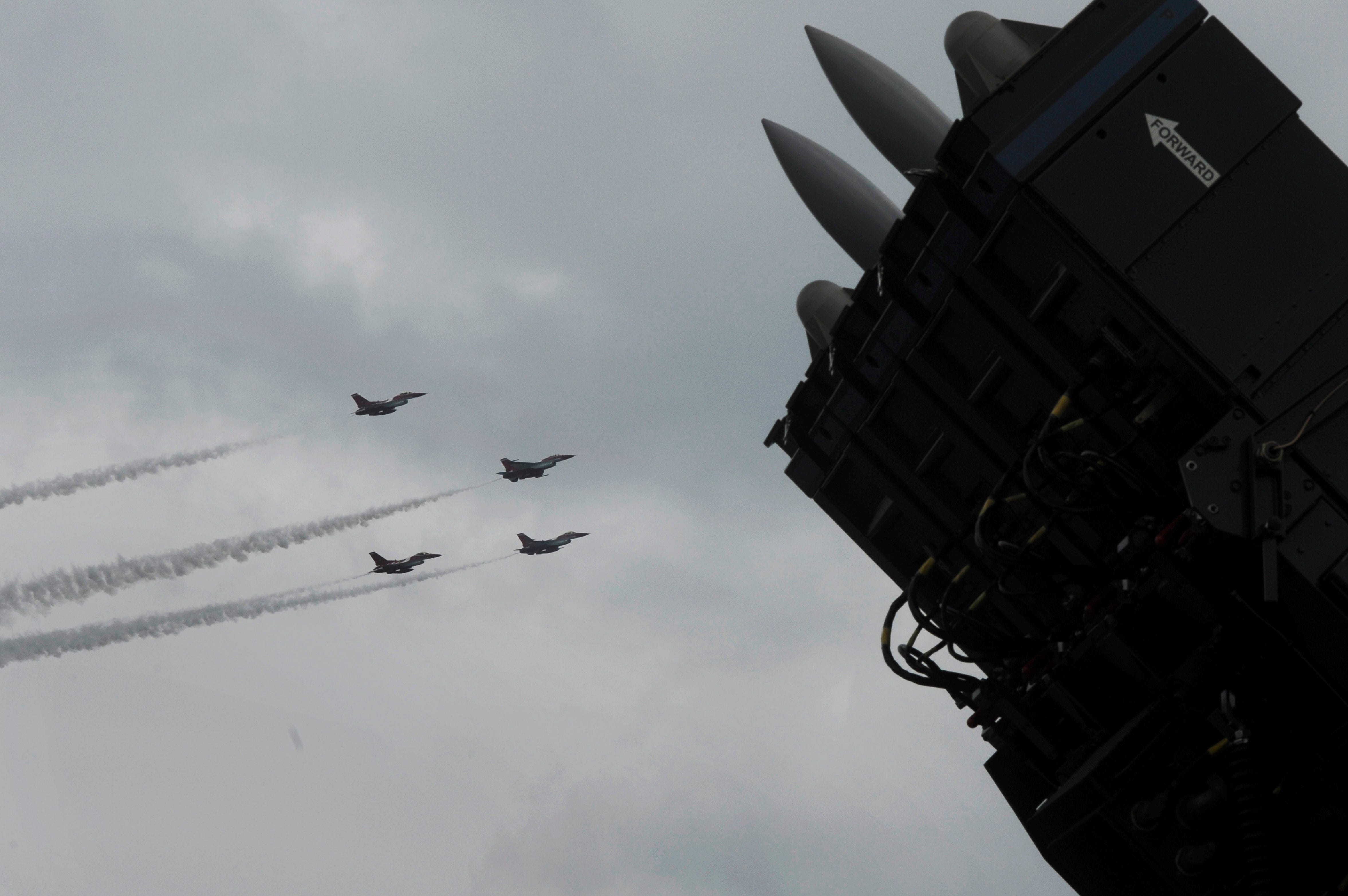 SPYDER, das Boden-Luft-Raketensystem von Rafael Advanced Defence Systems, ist zu sehen, während F-16-Kampfflugzeuge des Kunstflugteams Black Knights der Singapore Air Force am vierten Tag der Singapore Airshow in Singapur am Freitag, den 14. Februar, auftreten. 2014.