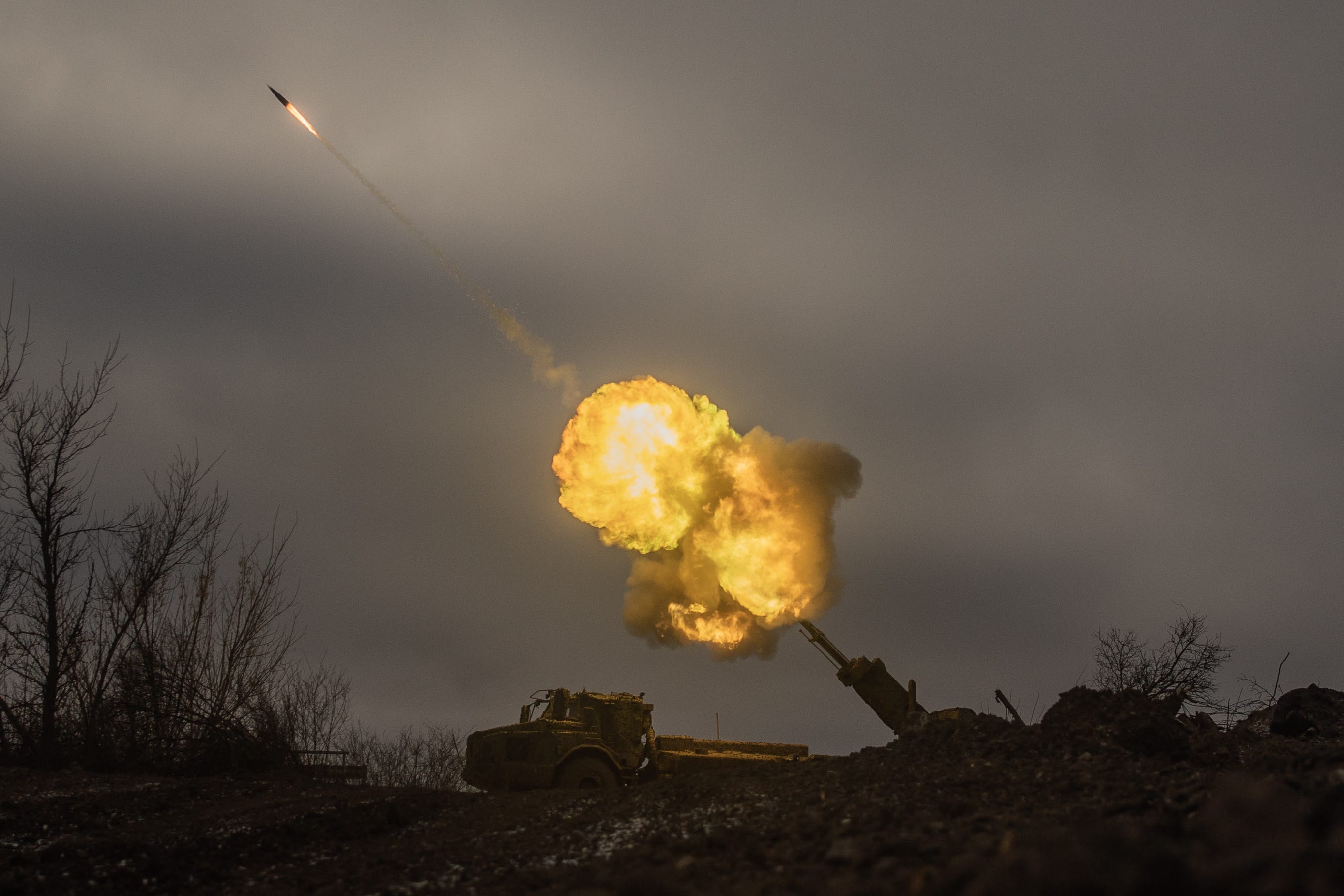 Ukrainische Soldaten feuern am 3. Januar 2024 im Oblast Donezk in der Ukraine mit dem Archer-Artilleriesystem auf russische Stellungen.