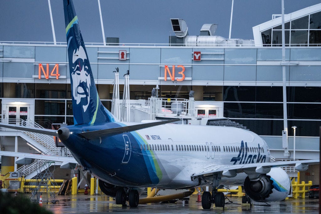 Ein Flugzeug des Typs Boeing 737 MAX 9 der Alaska Airlines steht am Gate des Seattle-Tacoma International Airport.  Alaska Airlines ließ seine 737 MAX 9-Flugzeuge am Boden, nachdem während eines Fluges von Portland Oregon nach Ontario, Kalifornien, ein Teil eines Rumpfes weggeflogen war.