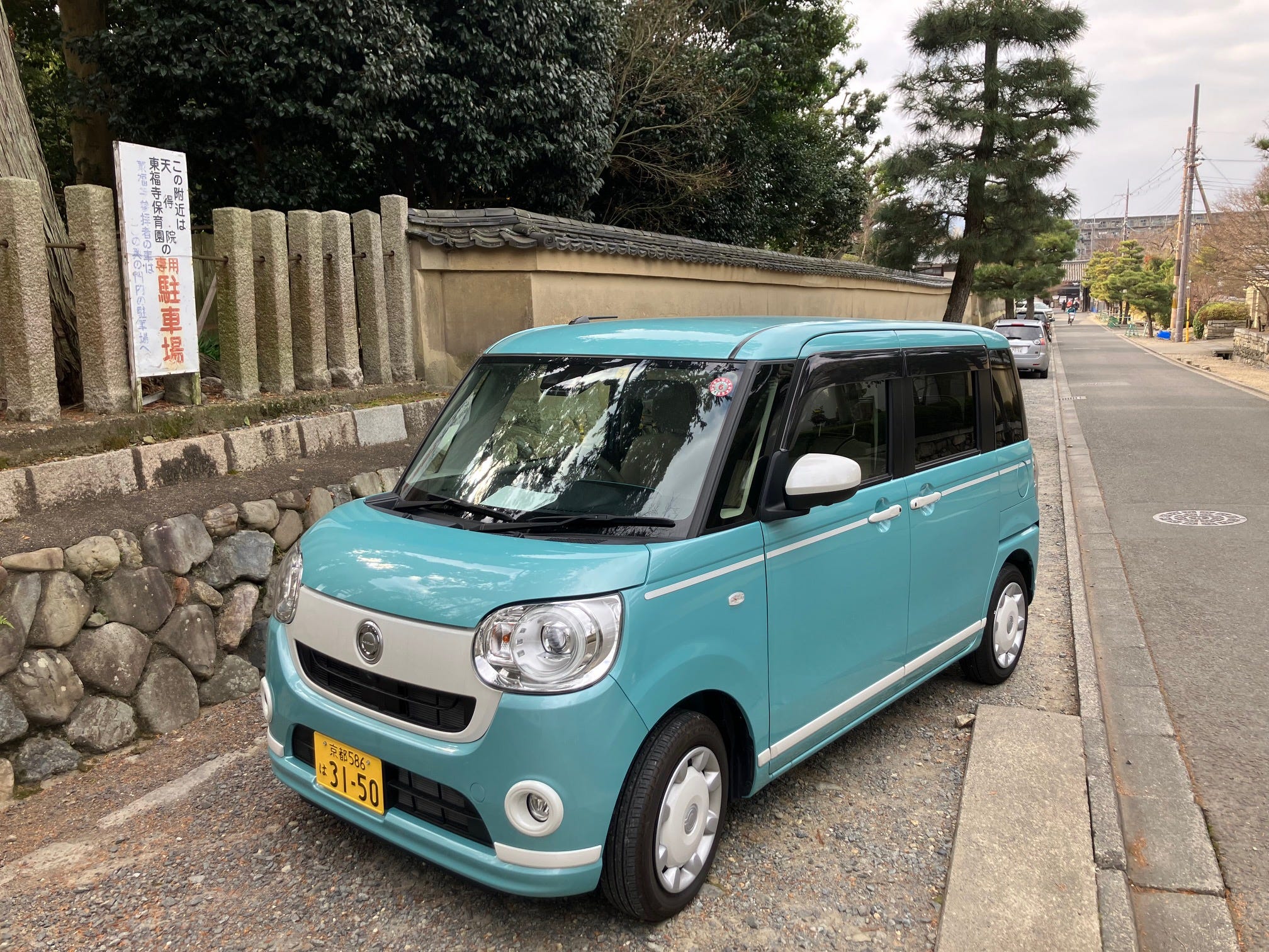 Ein Diahatsu Canbus „Kei“-Auto steht am Straßenrand in Kyoto, Japan