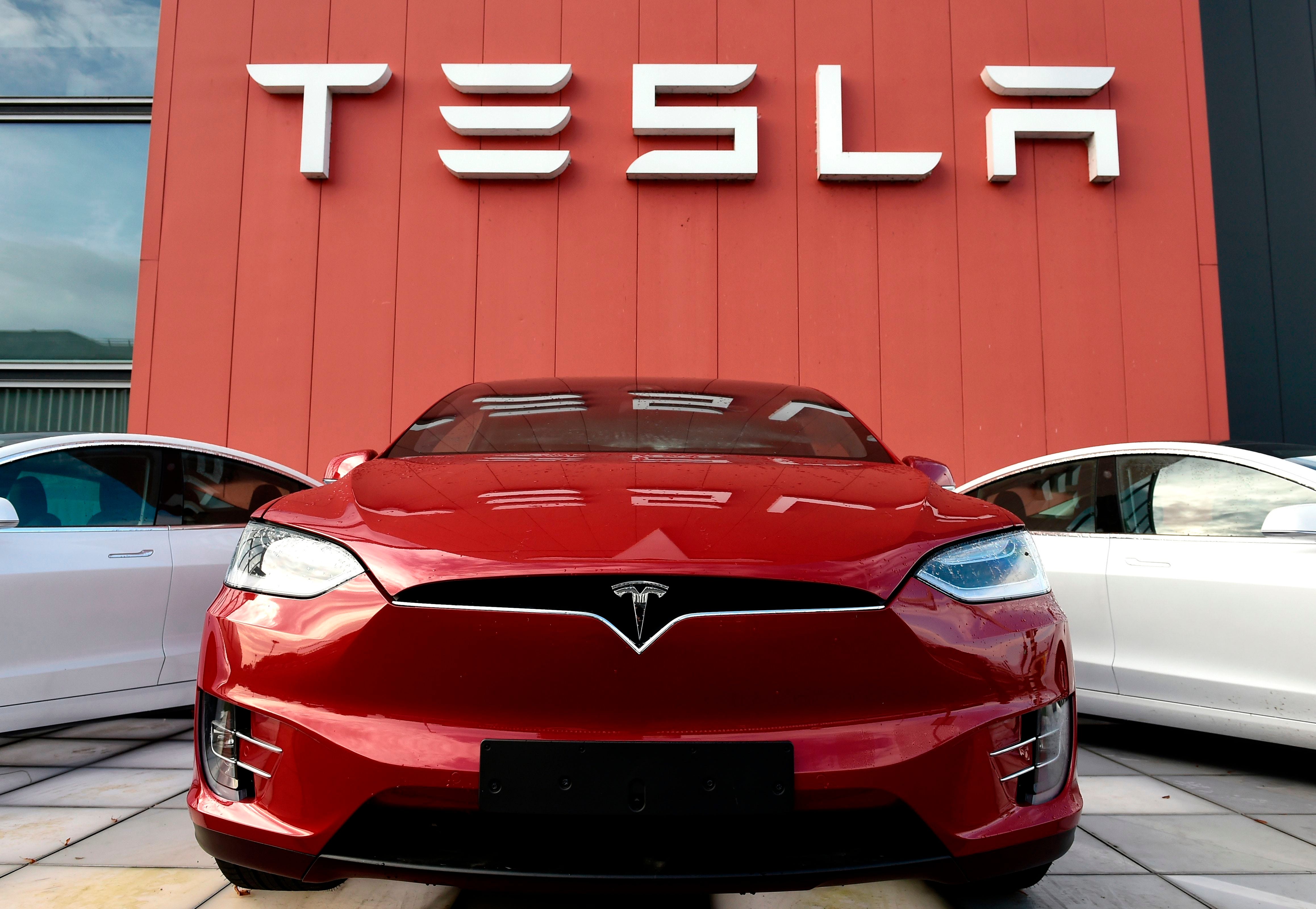 Das Logo markiert den Showroom und Servicecenter des US-amerikanischen Automobil- und Energiekonzerns Tesla am 23. Oktober 2019 in Amsterdam