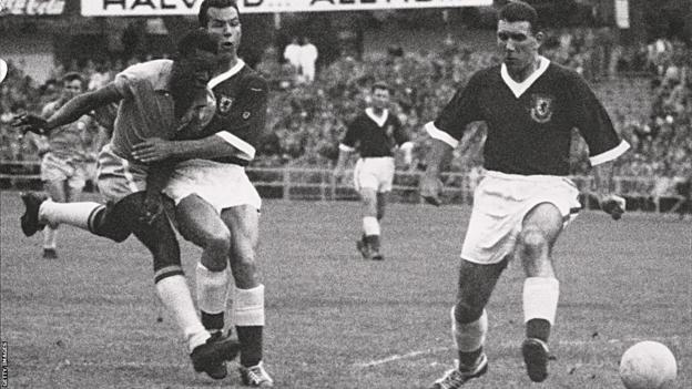 Pele im Einsatz für Brasilien gegen Wales bei der Weltmeisterschaft 1958