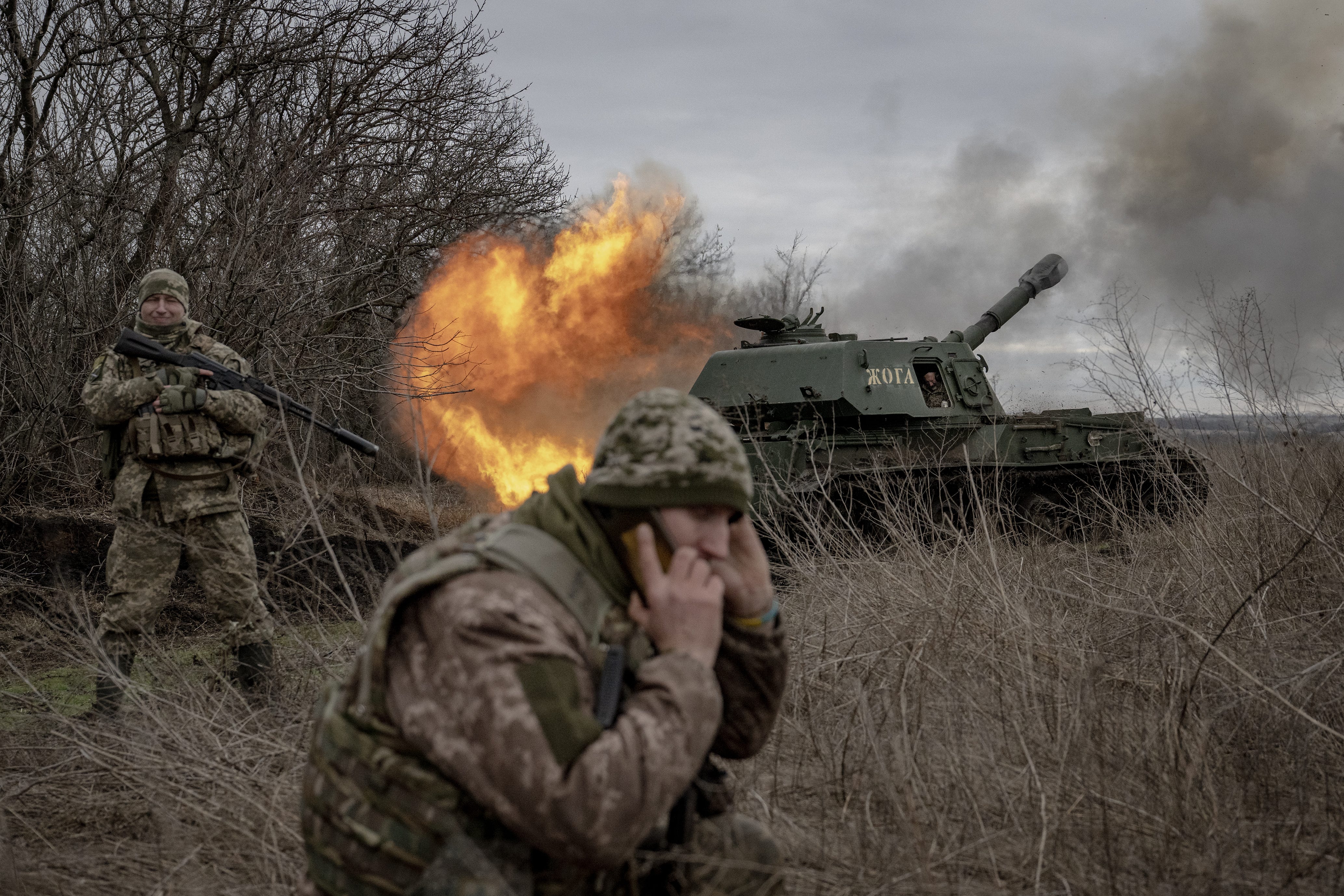 Ein ukrainischer Soldat feuert auf die russische Stellung, während die ukrainischen Soldaten der Artillerieeinheit an der Front in Richtung Awdijiwka auf Munitionsunterstützung warten, während der russisch-ukrainische Krieg in Donezk weitergeht.