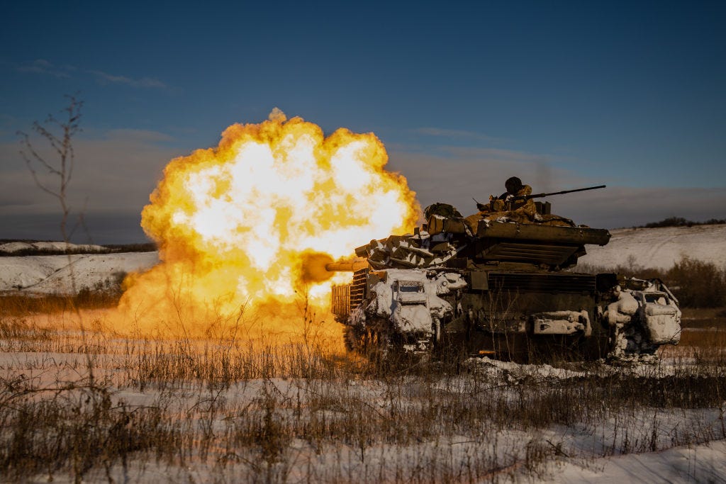 Ukrainische Panzerbesatzungen T64-Kampfpanzer feuern am 9. Januar 2024 im Oblast Donezk in der Ukraine auf die Stellung russischer Truppen.