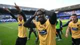 Die Spieler von Maidstone United feiern den FA-Cup-Sieg über Ipswich Town