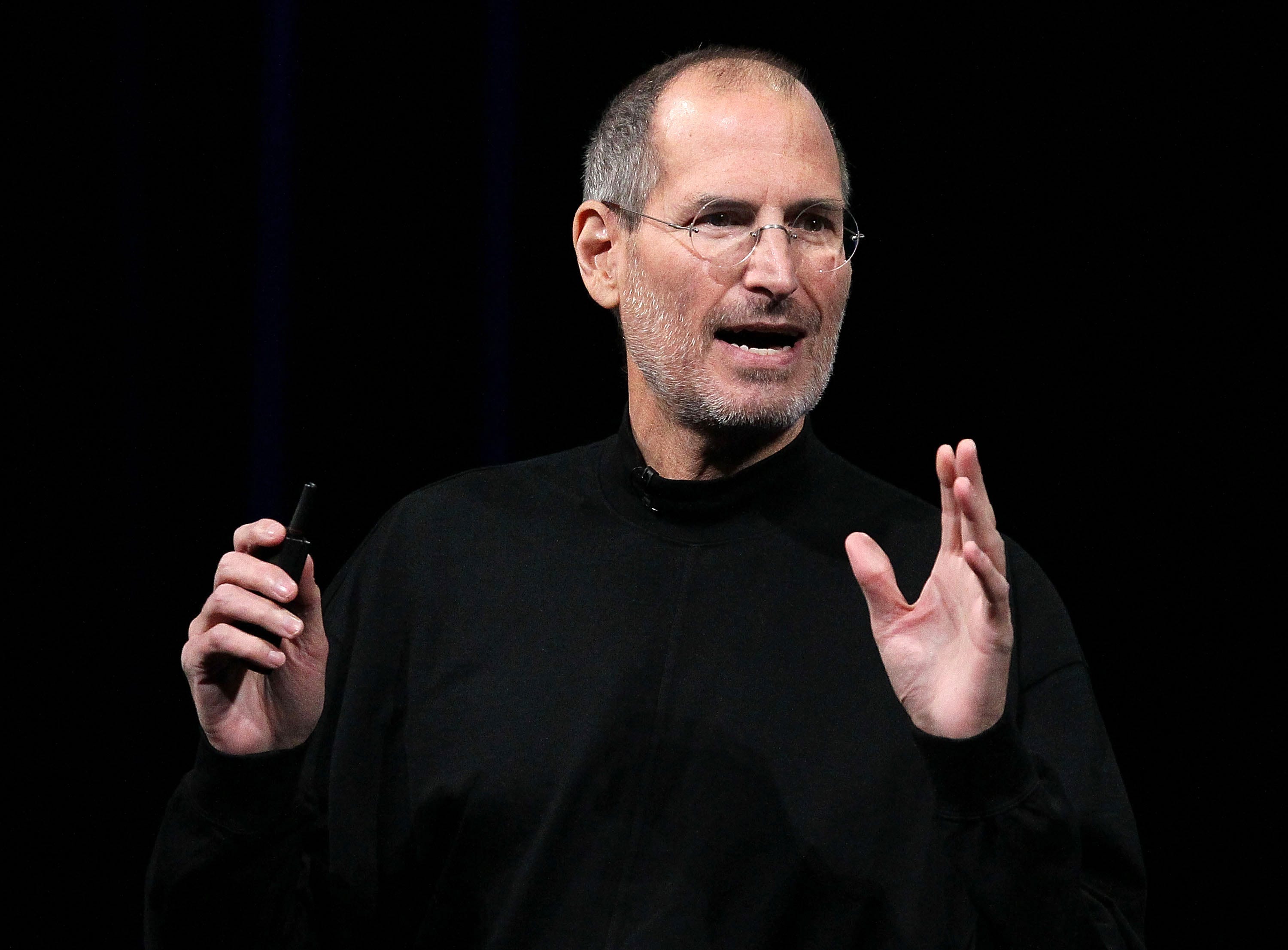 Apple-Mitbegründer Steve Jobs spricht mit leicht erhobenen Händen