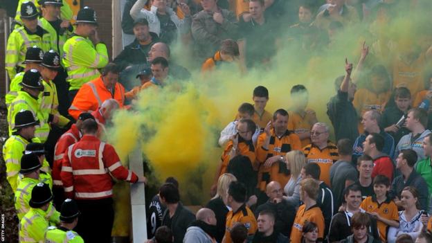 Wolves-Fans zündeten beim 3:1-Sieg ihrer Mannschaft in der Premier League gegen West Brom im Molineux im Jahr 2011 Leuchtraketen an