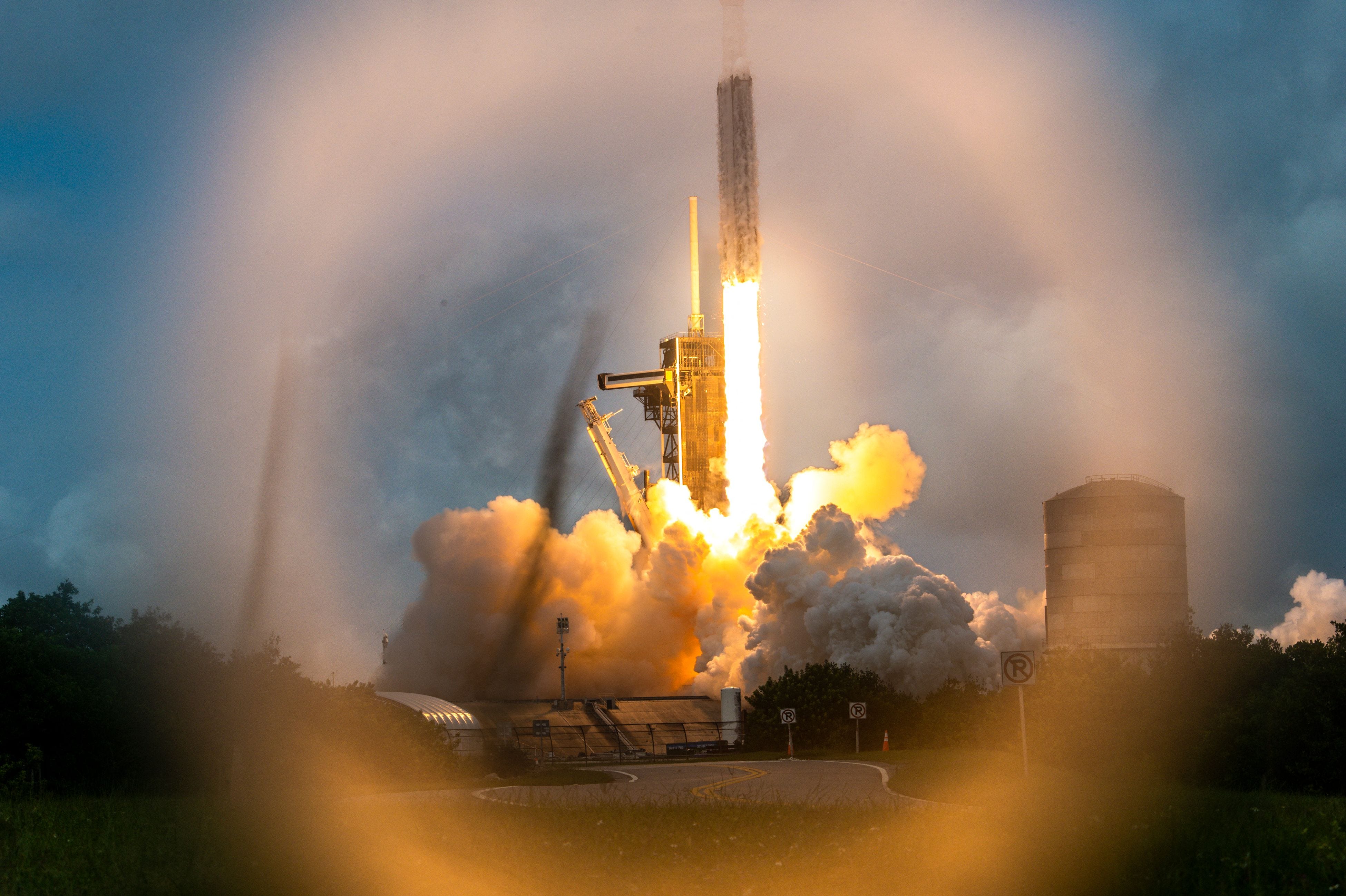 Eine SpaceX Falcon Heavy-Rakete mit der Raumsonde Psyche startet am 13. Oktober 2023 vom Kennedy Space Center der NASA in Cape Canaveral, Florida. Die Raumsonde ist auf dem Weg zu Psyche, einem 2,2 Milliarden Meilen (3,5 Milliarden Kilometer) entfernten Objekt, das Hinweise darauf geben könnte das Innere von Planeten wie der Erde.