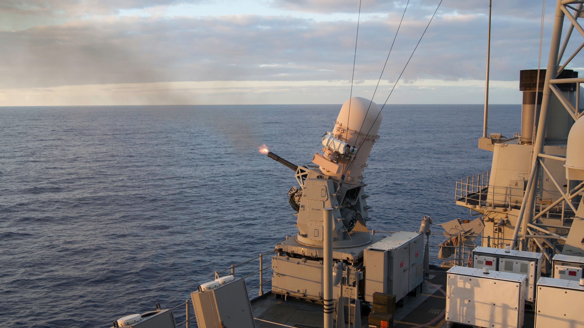 Das Phalanx Close-In Weapons System feuert an Bord der USS Chosin